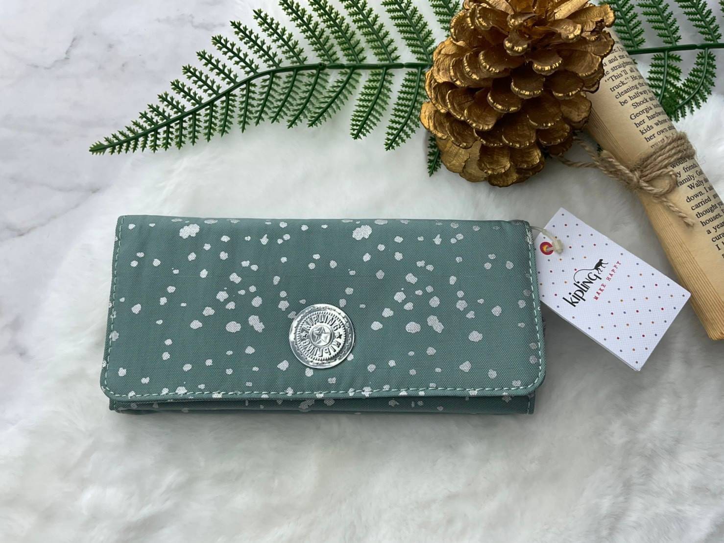 กระเป๋าสตางค์ยาว 3 พับตอน Kipling Brownie long tri-fold wallets กระเป๋าสตางค์ยาวแบบ3พับตอน วัสดุกันน้ำ เปิดปิดด้วยกระดุมแป๊ก มีช่องใส่ธนบัตรหลายช่อง ช่องเสียบการด์ได้ถึง13ช่องลายจุด และใส่รูปภาพได้อีก2ช่อง ช่องซิปใส่เหรียญ ช่องธนบัตร 3 ช่อง ที่จับหัวซิปปั