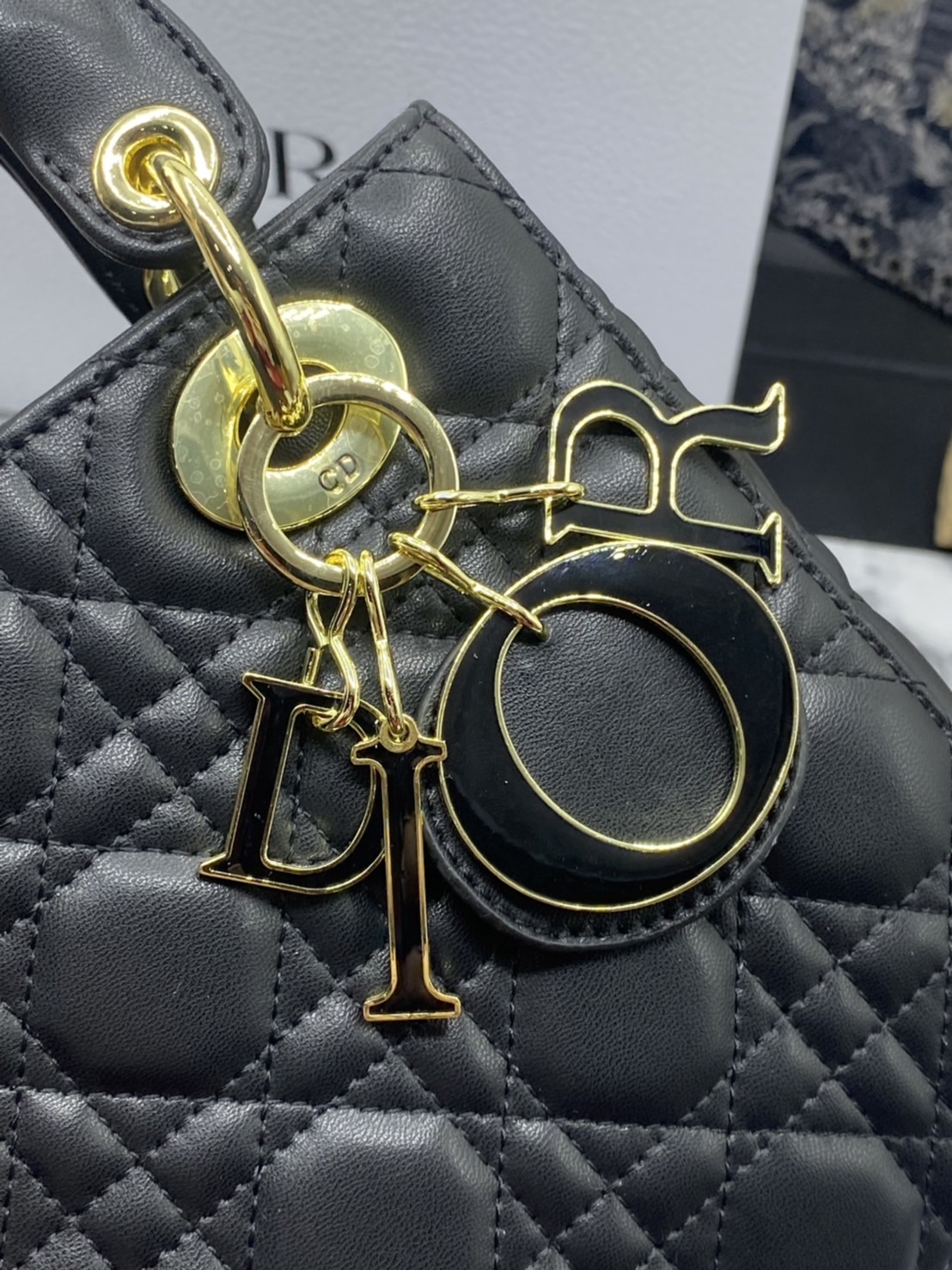 หนังแท้ DIOR LADY BAG 20cm ความสง่างามอีกหนึ่งรุ่นของ Dior รูปทรงสีเหลียม ขนาดกระทัดรัด ตั้งอยู่ทรง ฐานกระเป๋าแข็งแรง มีหมุดรองฐาน ดีไซน์ที่มีเอกลักษณ์เฉพาะตัว ด้านหน้าตกแต่งด้วยตัวอักษร D.I.R ห้อยเป็นพวงกุญแจ จะถือด้วยมือหรือสะพายไหล่ก็ดูดีมากๆ ค่ะ