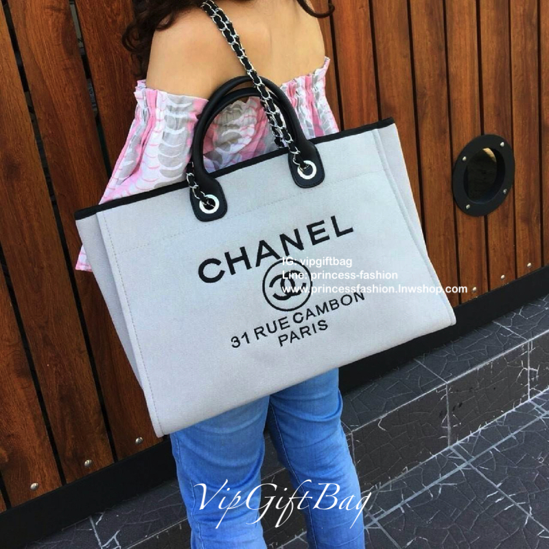 Chanel tote canvas bag จากงานพรีเมี่ยม VIP GIFT รุ่นดังเลยค้า Size ใหญ่อลัง บอกเลยว่า *งานดีที่สุด ตัวกระเป๋า กระเป๋าผ้าเป็นผ้า canvas เนื้อดีสมราคา สัมผัส นุ่มลื่นมือมากกกก อะไหล่เงินปั้มแบรนด์แท้ทั้งใบ ด้านหน้าปัก logo แบรนด์สุดหรู จุของได้เยอะมากก มีช่