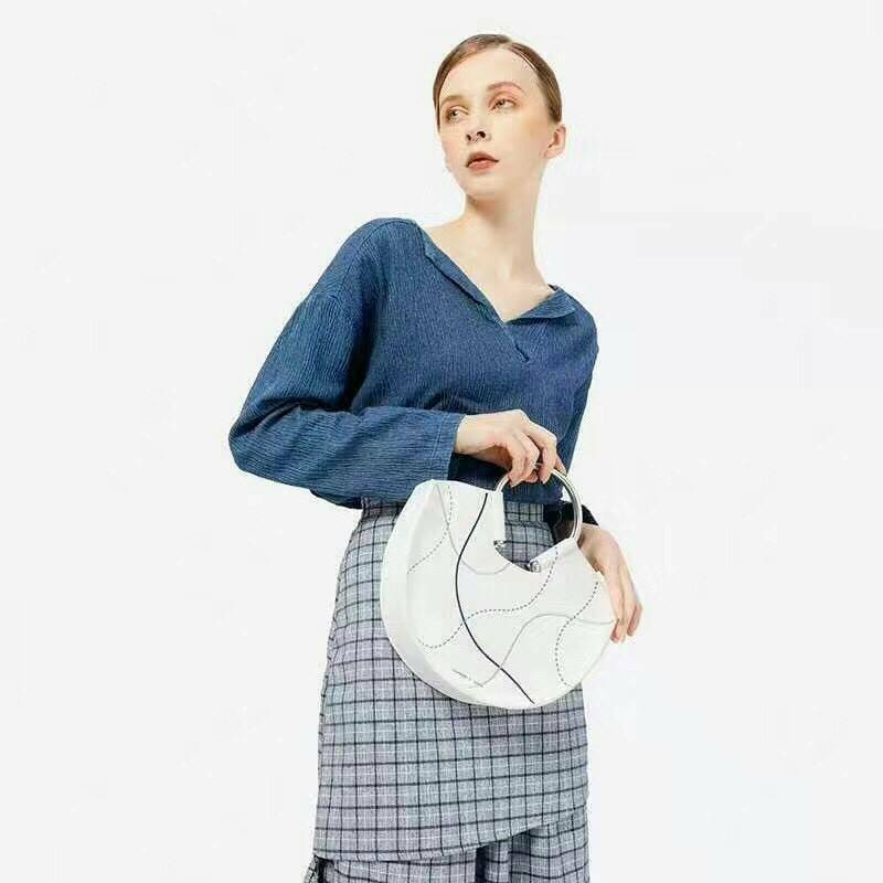 CHARLES & KEITH รุ่น U SHAPE TOP HANDLE BAG CK2-30780786_WHITE ราคาปกติช้อป ( ฿2,590.00 ) กระเป๋าทรงโค้งรูปตัว U วัสดุหนัง PU ลงแพทเทิร์นลวดลาย เส้นด้ายปักแต่งสีสัน บนตัวกระเป๋า เพิ่มความสวยสะดุดตา รับประกันความเก๋!! จะทำให้คุณโดดเด่นไม่เหมือนใคร หูกระเป๋