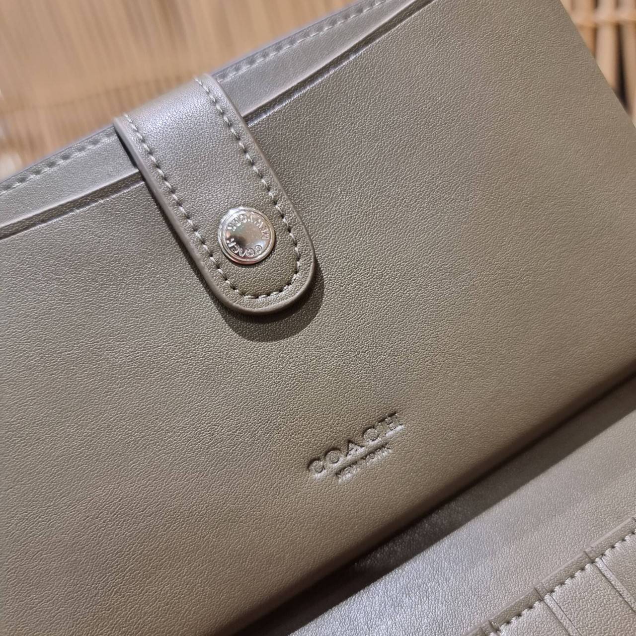 พร้อมส่ง 7 สี COACH C2874 TECH WALLET IN COLORBLOCK SIGNATURE CANVAS จัดให้สีใหม่ก่อนใคร!! ดีไซน์ใหม่ คอลเลคชั่นสวยหรู กระเป๋าสตางค์พร้อมสายคล้องมือ ง่ายต่อชีวิตมากจ้า!! มันดีอะไรเบอร์นี้ ใส่ได้ทั้งบัตร และโทรศัพท์ก็ใส่ได้ทุกรุ่น แถมยังมีช่องซิปแยกไปอีก ช