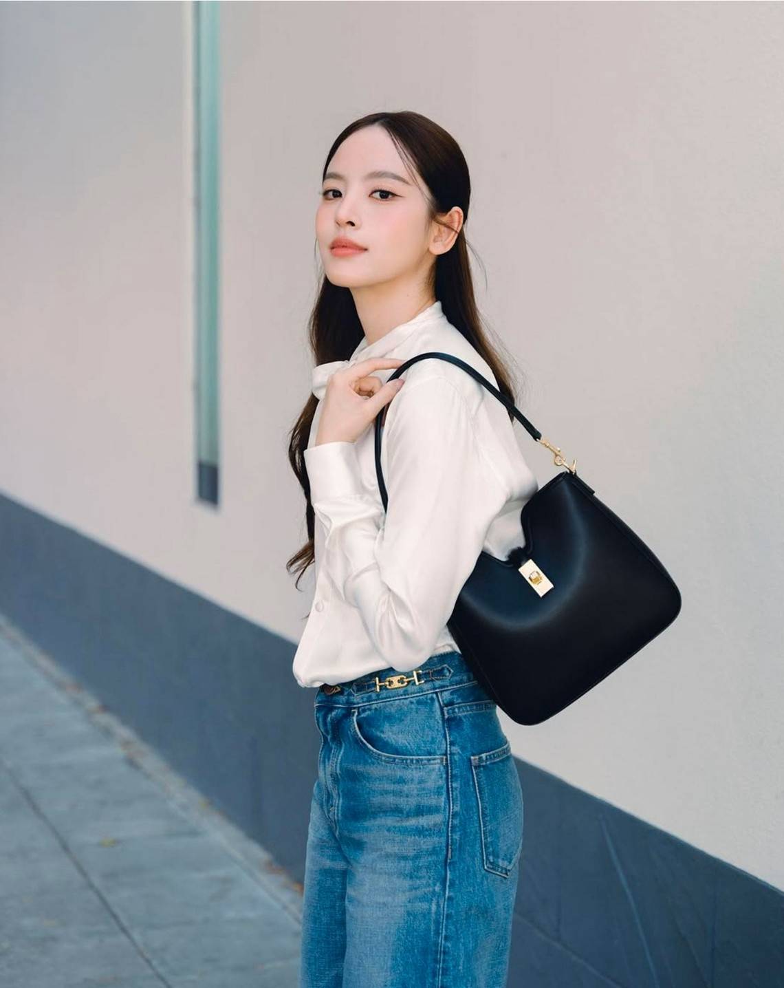 CELINE SMALL CAMILLE 16 SOFT BAG IN SMOOTH LEATHER กระเป๋าทรงโฮโบที่ตัวแม่ตัวมัมใช้กันเยอะสุดๆ ด้วยรูปทรงยอดนิยม สะดวกใช้ด้วยอะไหล่บิดล็อค สีทองสวยโดดเด่น