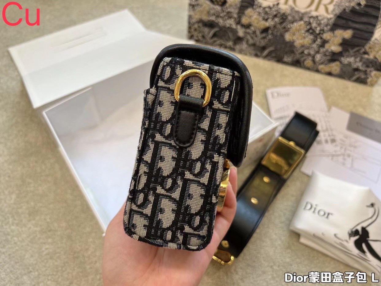 DIOR 30 Montaigne Box Bag / DIOR BAG พร้อมส่ง กระเป๋าสะพายดิออร์ เอกลักษณ์ของความหรู ไซส์มินิทรงสี่เหลี่ยมสวยหรูอยู่ทรงเปิดปิดด้วยฝาปิดโลโก้แบรนด์อะไหล่ทอง