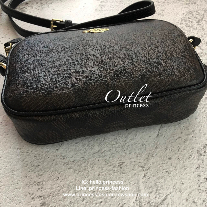 กระเป๋าสะพาย COACH เปิด - ปิดกระเป๋าด้วยซิป มีช่องใส่ของ 2 ช่องใหญ่ ด้านในมีช่องใส่ของ 1 ช่อง และช่องใส่บัตร 2 ช่อง มาพร้อมสายสะพายยาว สามารถปรับได้ 3 ระดับ (ถอดสายไม่ได้ค่ะ)