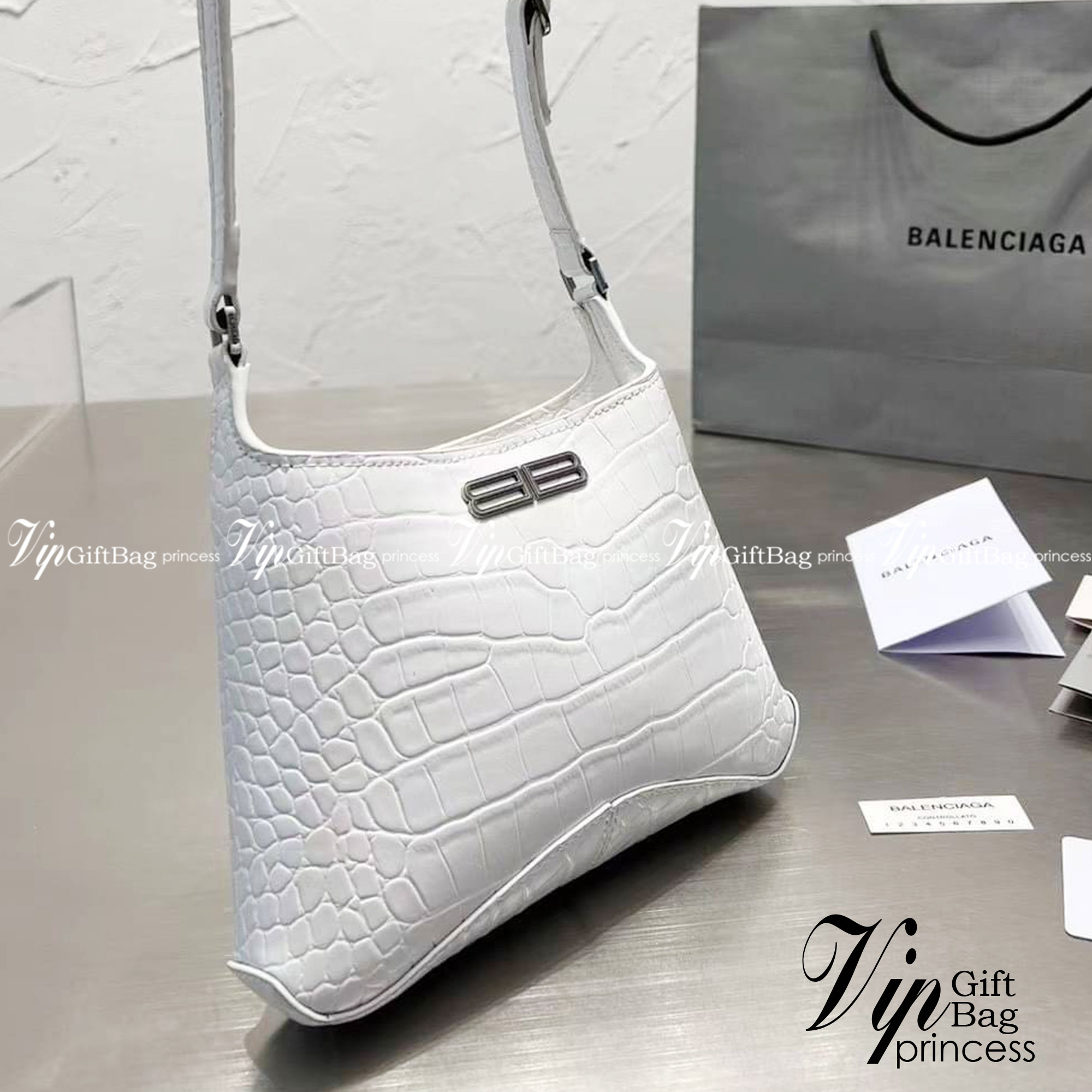 BALENCIAGA xx Small Hobo Bag / BALENCIAGA hobo Bag สุดหรูกับกระเป๋าสะพายทรงโท้ท ไซส์มินิ เรียบหรู ดูแพงมาก สีลูกคุณมากๆ!! ผิวสัมผัสดี ภายในโล่ง จุของได้เยอะ เป็นอีกหนึ่งไอเท็มแนะนำ ที่ไม่อยากให้พลาดเลยจ้า