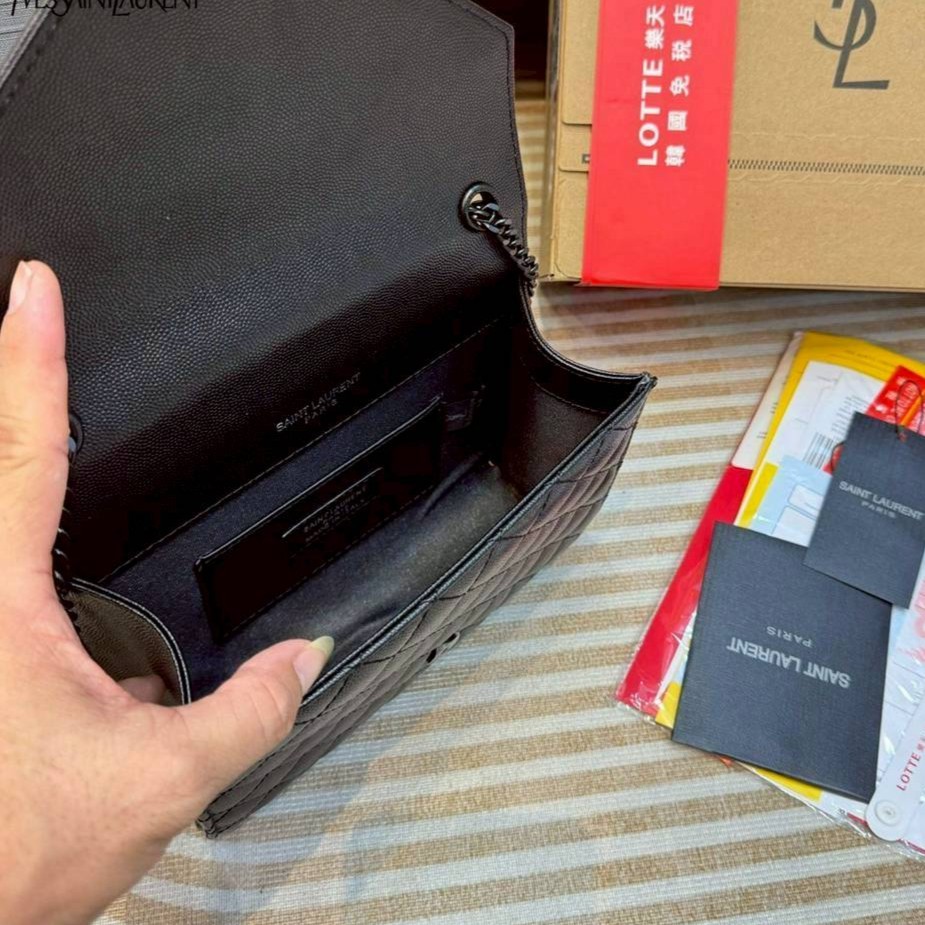 YSL envelope medium in matelassé leather shoulder bag กระเป๋าสะพายไหล่สุดฮอต โทนสีดำขับผิวสวยคลาสสิคตลอดกาล ทรงสวยดีไซน์เรียบหรู ดูติดแกลมสุดๆ โดดเด่นด้วยโลโก้ด้านหน้า เพิ่มดีเทลความผู้ดี