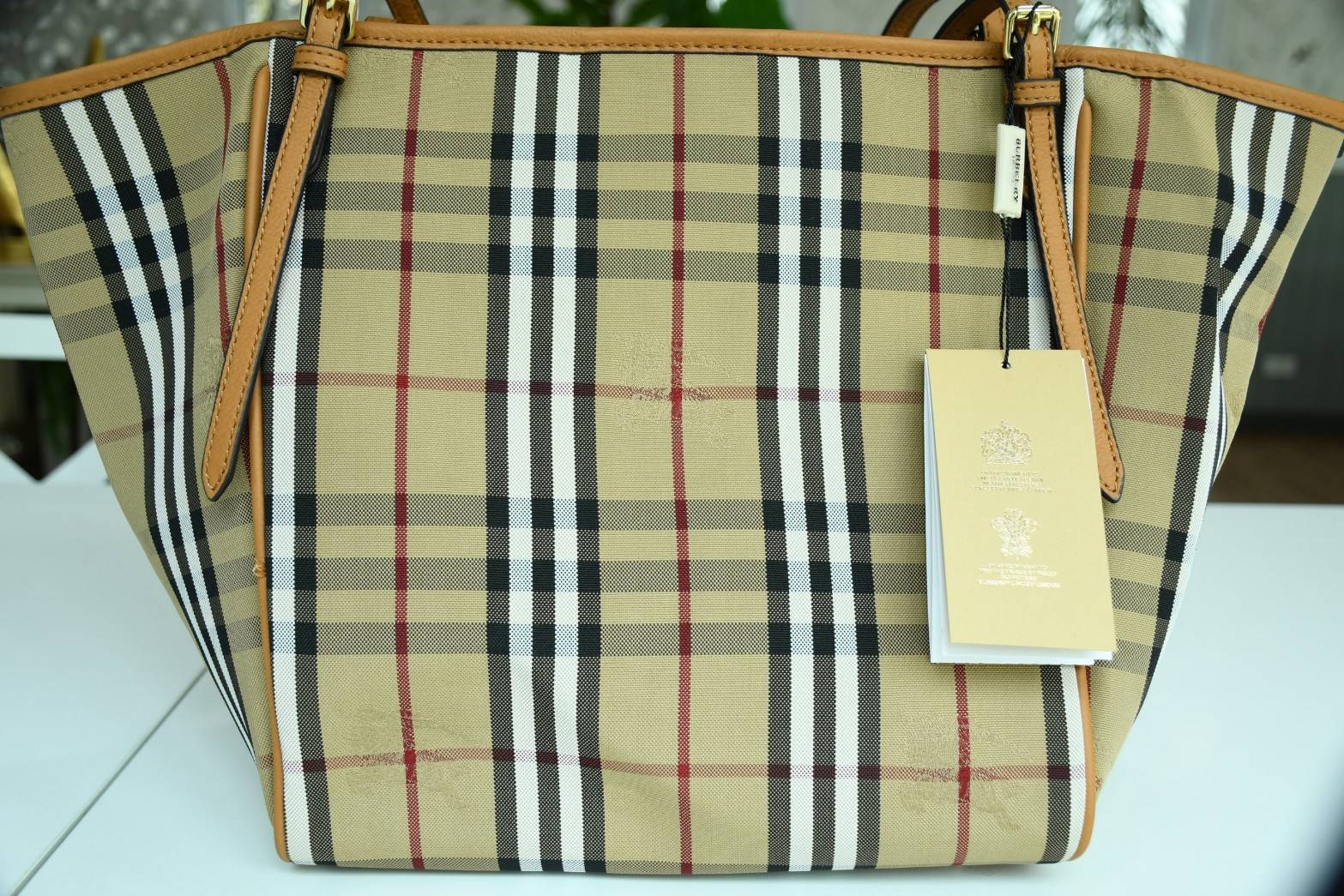 พรีเมี่ยมกิ๊ฟแท้ 100% 】Burberry New War Horse Check Tote Gift Bag กระเป๋าถือหรือสะพายไหล่ วัสดุ canvas ภายในโล่ง มี2ช่องเล็ก จุของได้เยอะ น้ำหนักเบา เปิด-ปิด ด้วย กระดุม จุของได้เยอะ สวย หรู น่าใช้ ไม่ควรพลาดค่า