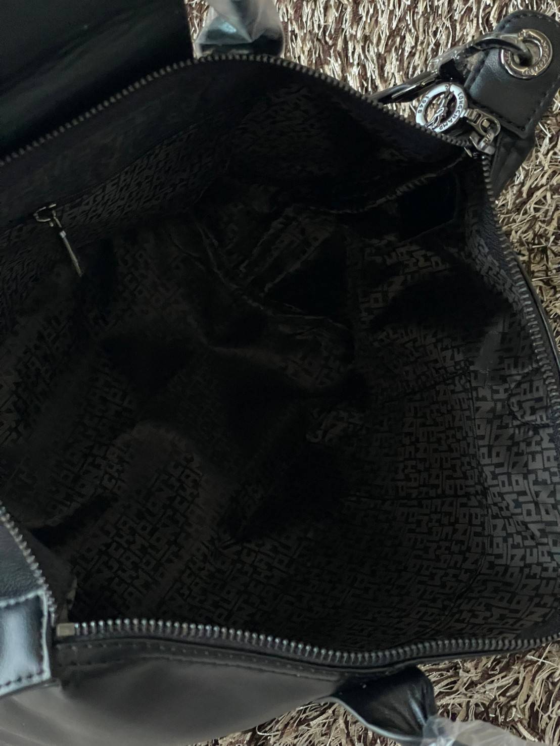 Longchamp Le Pliage Cuir Top handle bag S เรียกว่าเป็นกระเป๋าอีกหนึ่งรุ่นที่ไม่ว่ายังไงก็ฮอตฮิตและติดเทรนด์ตลอดไม่เคยเปลี่ยนกับ ทรง Le Pliage Cuir หนึ่งในตระกูลกระเป๋าสุดไอคอนิกจากแบรนด์