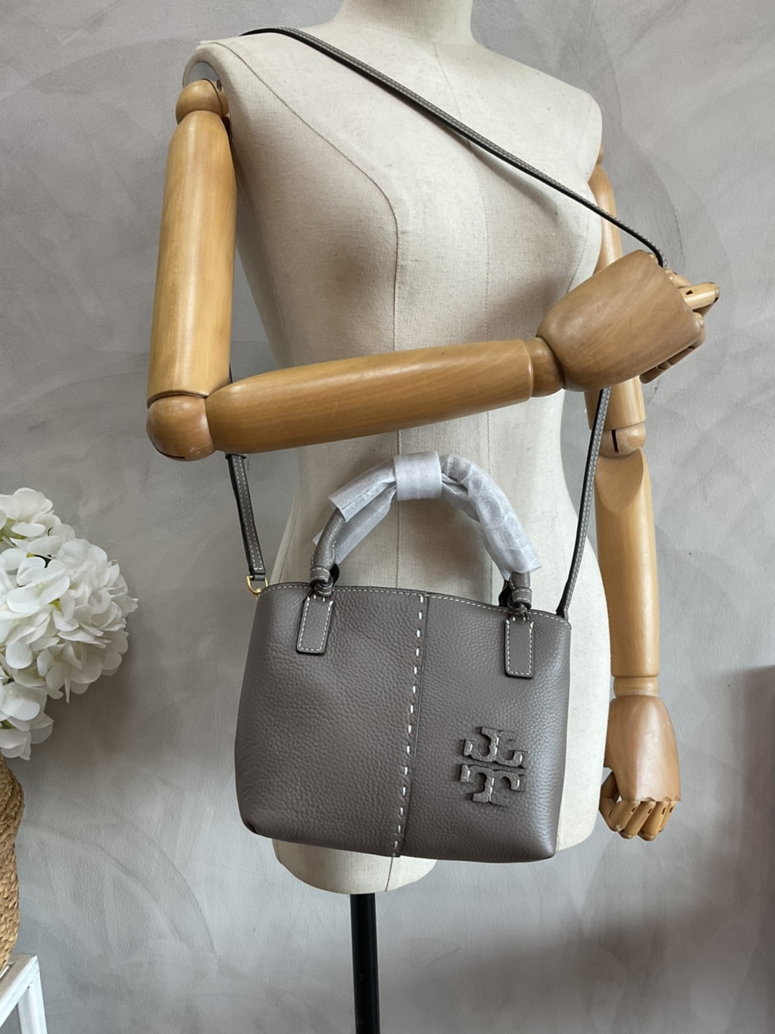 Tory Burch McGraw Mini Satchel กระเป๋าถือ/สะพาย Crossbody วัสดุหนังลูกวัวแท้ 100% ด้านหน้าประดับโลโก้หนัง ตัดเป็นรูปตัว T สัญลักษณ์แบรนด์ ตัวกระเป๋าเดินด้ายเล่นลายเพิ่มลูกเล่น เพื่อความเก๋!!