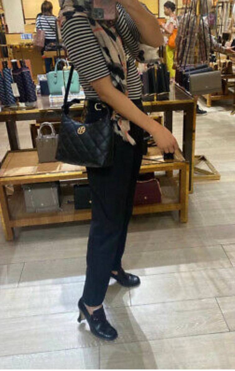 TORY BURCH WILLA MINI HOBO พร้อมส่งที่ไทย น้องน่ารัก กระทัดรัด น่าใช้มากๆเลยค่าา! กระเป๋หิ้วหรือสะพายข้างได้ ทรสวย หนังแท้อย่างดี หนังนิ่มลายนวม สวยมากๆค่ะ เปิดปิดกระเป๋าแบบซิป ภายในโล่งสามารถใส่กระเป๋าเงินใบยาวได้;ของจำเป็นอื่นๆได้พอประมานเลยนะคะ พร้อมช่