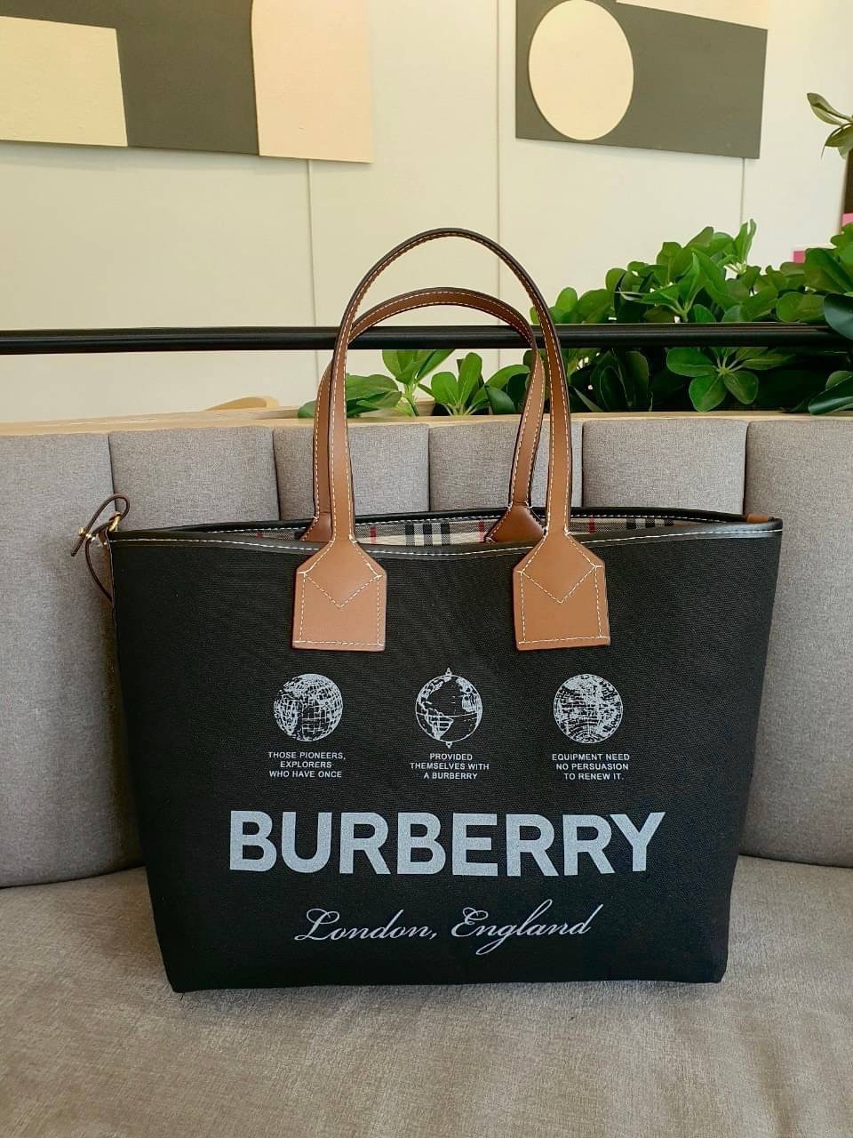Burberry Tote Bag / Burberry Label Print Large London Tote Bag In Crema / BURBERRY LARGE LONDON TOTE BAG IN WHITE กระเป๋าสะพายไหล่ทรงช้อปปิ้ง ทรงคลาสสิค ฮิตตลอดกาล ตัวกระเป๋าวัสดุหนังผ้าแคนวาส ตัดหนัง