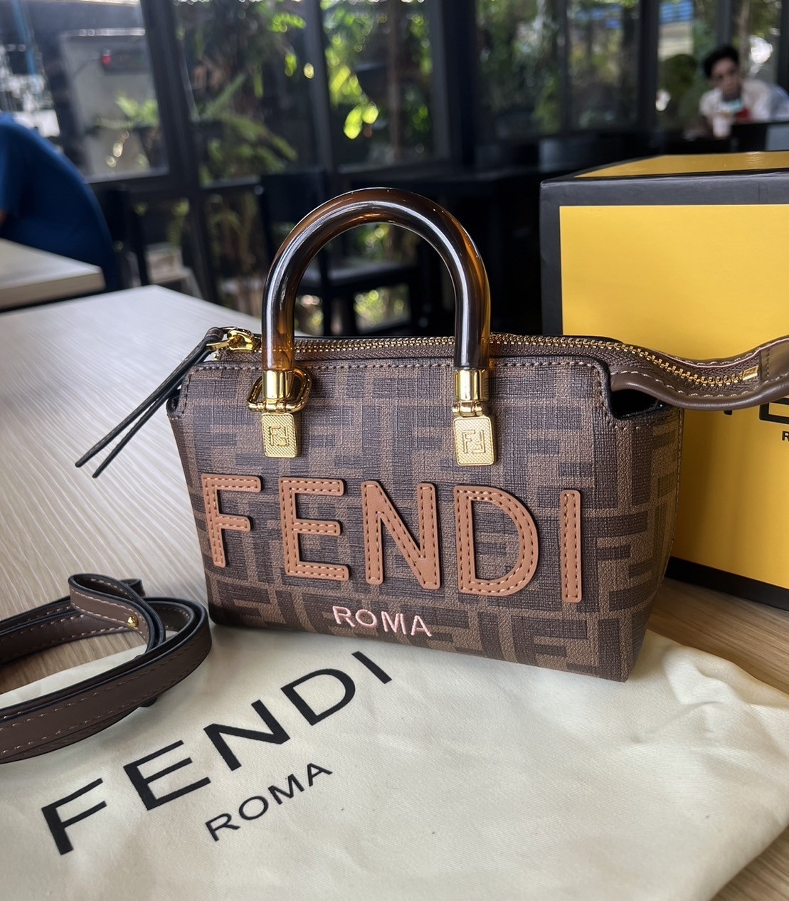 FENDI By The Way Mini Small brown FF fabric Boston bag / FENDI Bag พร้อมส่ง กระเป๋าสะพายใบเล็ก ผลิตจากผ้าแจ็คการ์ดลาย FF เป็นเอกลักษณ์ **สินค้าเกรดออริจินอล 1:1 สลับแท้