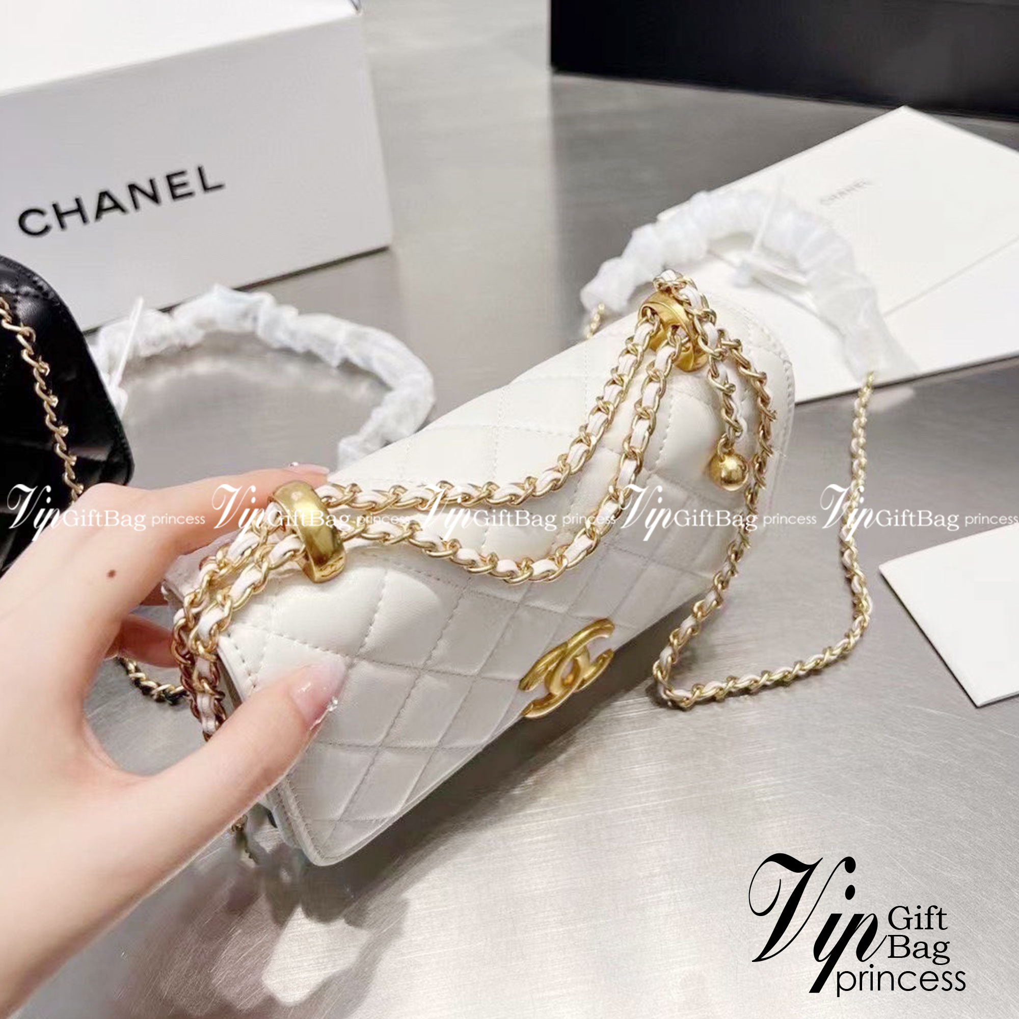 Chanel flap bag / Chanel Woc with Adjustable Ball Chain ปังไม่ไหว woc ทรงที่สาวๆควรมีติดไว้ได้ใช้แน่นอนค่ะ รอบนี้จัดมาเสิร์ฟ 2 สี พร้อมสายสะพายครอสบอดี้ งานปั้มทุกจุด ใช้ได้ทุกลุค เกรดงานสวย งานชนชอป ใช้ได้ Everyday Look เลยค่า