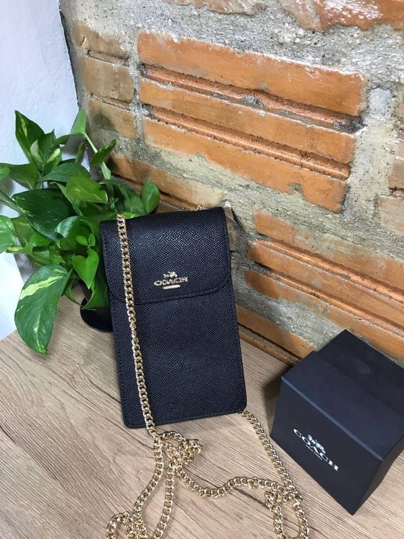 COACH PHONE CASE CROSSBODY BAG ((73486//76988//76357//39955//91046)) COACH NORTH/SOUTH CROSSBODY IN SIGNATURE CANVAS กระเป๋าใส่โทรศัพท์รุ่นนี้ มีความโดดเด่นทั้งดีไซน์และคุณสมบัติในการใช้งาน ด้วยลวดลายที่มีซิกเนเจอร์เป็นเอกลักษณ์แล้ว ด้านหลังยังมีช่องใส่กา