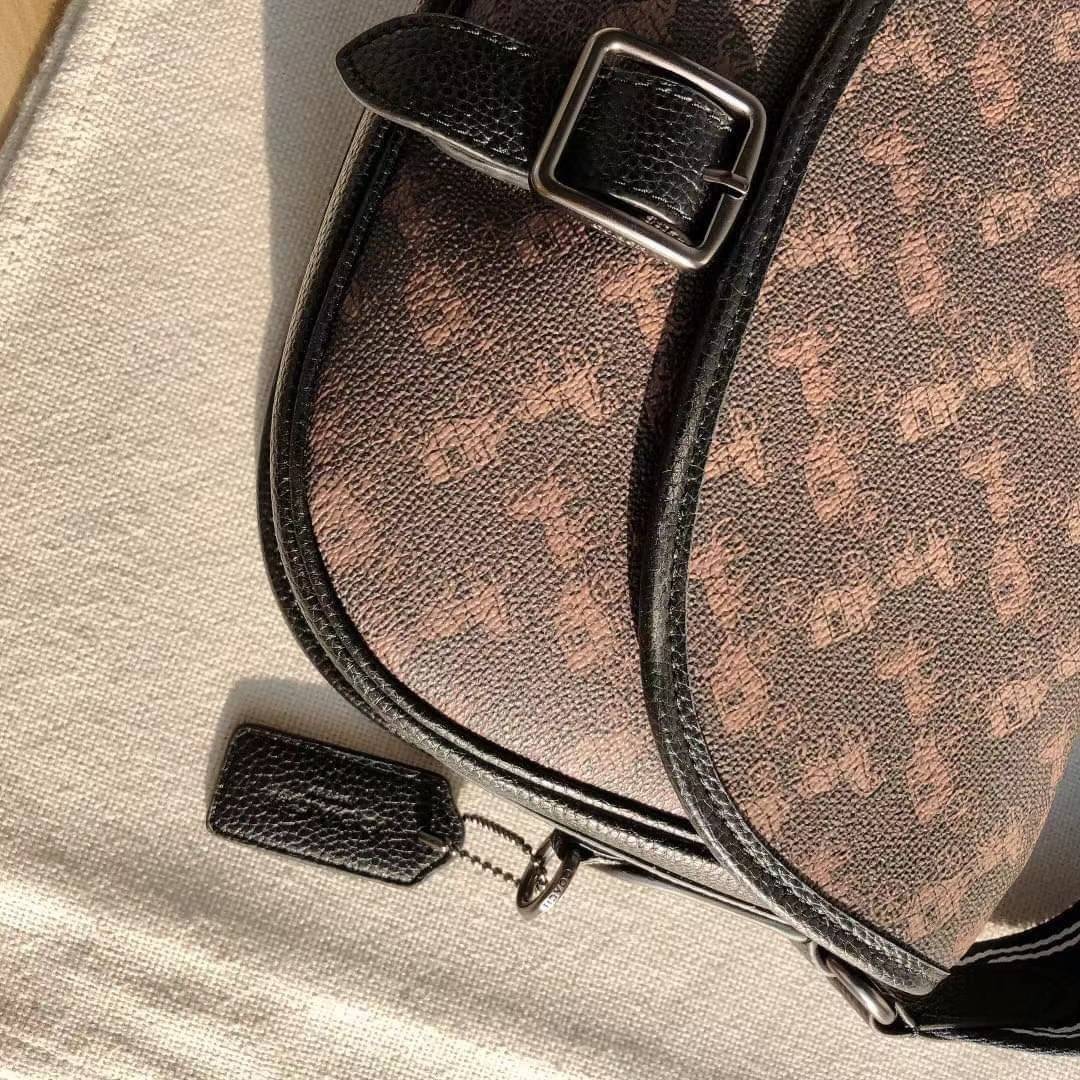 OUTLET 】COACH HITCH CROSSBODY WITH HORSE AND CARRIAGE PRINT พร้อมส่งที่ไทย