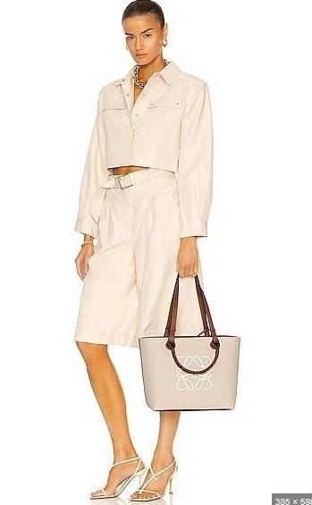 Loewe Anagram leather canvas tote bag / Loewe Tote Bag กระเป๋าโท้ทน้องใหม่ วัสดุทำจากหนังแคนวาส ใช้งานทนทาน ออกแบบมีสายสะพายไหล่และหูหิ้ว เรียกว่าใช้งานได้แบบ 2 in1 งานสวยล้ำ ไม่ซ้ำใคร ปักโลโก้ Anagram ที่ด้านหน้า เปิด-ปิดด้านบนด้วยเชือกผูก ด้านในมีช่องสำ