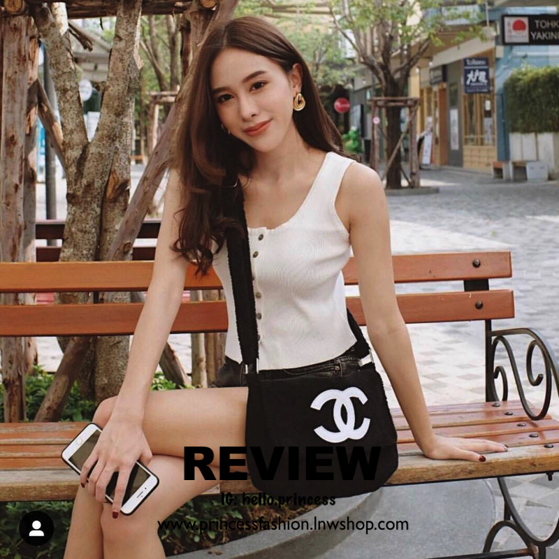 Chanel Beaute Crossbody Bag กระเป๋าสะพาย VIP GIFT ของแท้ จาก Chanel Cosmetic แท้💯 วัสดุขนวูลหนานุ่ม ตัดโลโก้แบรนด์หนังสีขาวสวยโดดเด่น น้ำหนักเบา เปิดปิดด้วยฝาปิดกระดุมแม่เหล็ก ใบใหญ่กำลังดี ใส่ iPad, กระเป๋าสตางค์ใบยาว, และของจุกจิกได้เยอะ มาพร้อม