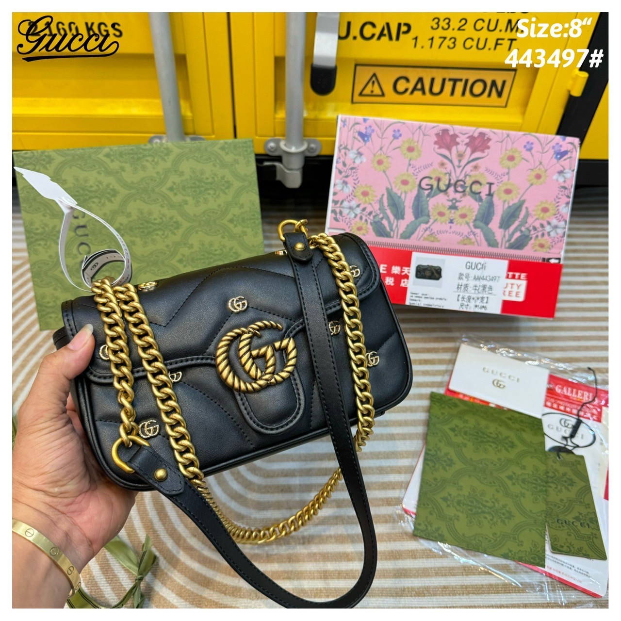 GUCCI GG Marmont Shoulder Bag with monogram-plaque กระเป๋าสะพายรุ่นคลาสสิค ดีไซน์ใหม่ ตกแต่งโลโก้ GG เต็มใบ เพิ่มความลูกคุณลักชูไปอีก สีสวยขับผิว ดูแพง อัพลุคได้สบายๆ