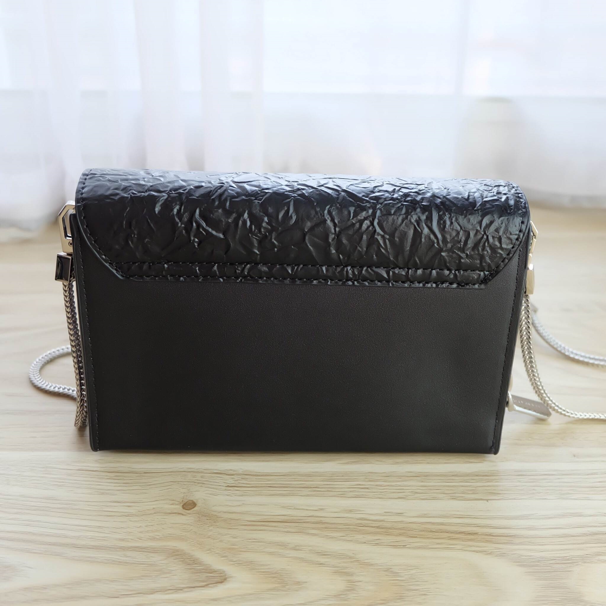 Charles & Keith Front Flap Sling Bag กระเป๋าทรงเหลี่ยมน่ารัก ตกแต่งด้วยโลหะที่มุมกระเป๋า - เปิด - ปิดด้วยกระดุมแม่เหล็ก - ด้านในแบ่งออกเป็น 3 ช่องใหญ่ ช่องกลางเป็นช่องซิป - มีช่องใส่ธนบัตร ช่องซิปใส่เหรียญ ช่องใส่บัตร ใส่มือถือ i7+ ได้ค่ะ - มาพร้อมสายสะพา