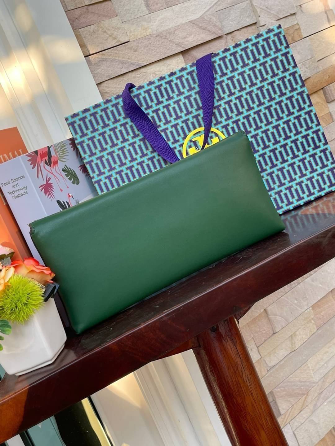 Tory burch Miller Metal clutch กระเป๋าคลัทช์ดีไซน์เรียบหรูออกแบบมาได้อย่างลงตัว ด้วยรูปทรงที่สวยงามและทันสมัย จากแบรนด์ Tory Burch ขนาดกำลังดี สามารถใส่กระเป๋าสตางค์หรือเครื่องสำอางค์ได้ตามขนาดกระเป๋า ในเรื่องของดีไซน์และอะไหล่สีทองดูแมทช์กันดีกับกระเป๋า 