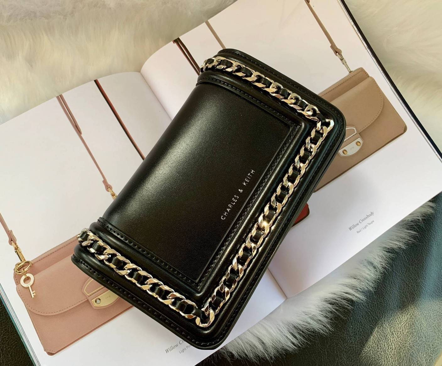 BEST SELLER! CHARLES & KEITH CHAIN DETAIL CROSSBODY BAG กระเป๋าสะพายทรงสี่เหลี่ยมรุ่นชนช็อปขนาดกำลังดีวัสดุหนังนิ่มเรียบประดับด้วยโซ่สีเงินด้านหน้าดูมีดีเทล เปิดปิดด้วยกระดุมแม่เหล็ก ภายในมีช่องใส่บัตรและช่องซิป มาพร้อมสายโซ่ต่อหนังถอดถือเป็นคลัชได้ ภาพถ่