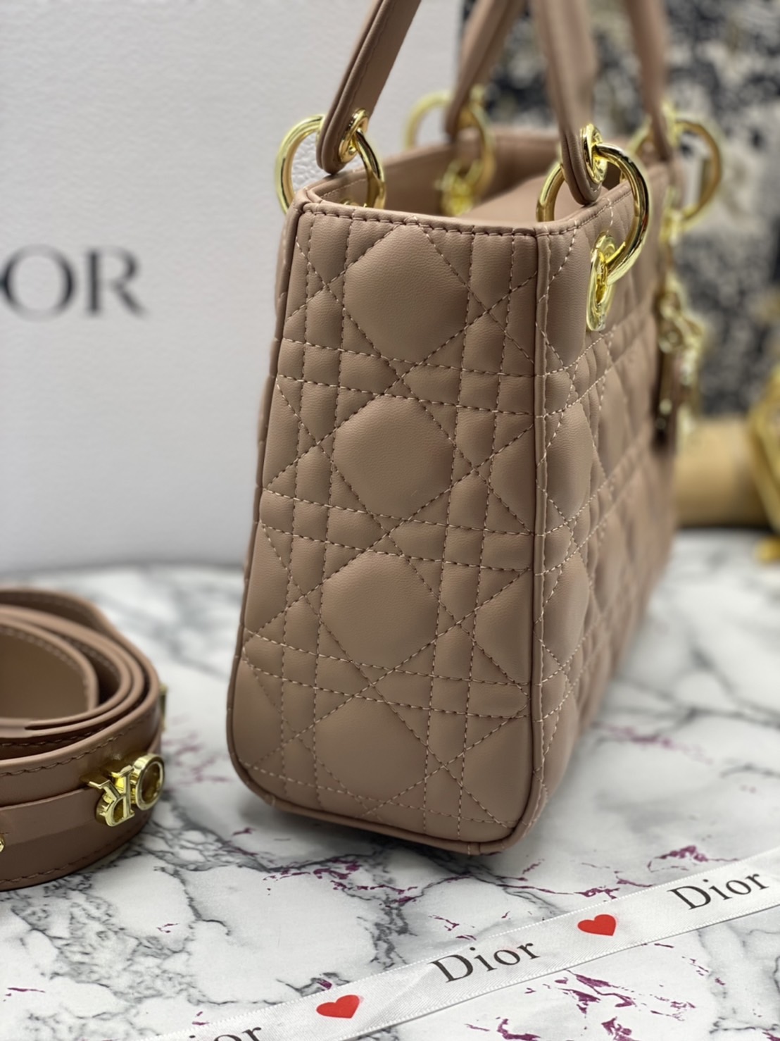 หนังแท้ DIOR LADY BAG 20cm ความสง่างามอีกหนึ่งรุ่นของ Dior รูปทรงสีเหลียม ขนาดกระทัดรัด ตั้งอยู่ทรง ฐานกระเป๋าแข็งแรง มีหมุดรองฐาน ดีไซน์ที่มีเอกลักษณ์เฉพาะตัว ด้านหน้าตกแต่งด้วยตัวอักษร D.I.R ห้อยเป็นพวงกุญแจ จะถือด้วยมือหรือสะพายไหล่ก็ดูดีมากๆ ค่ะ