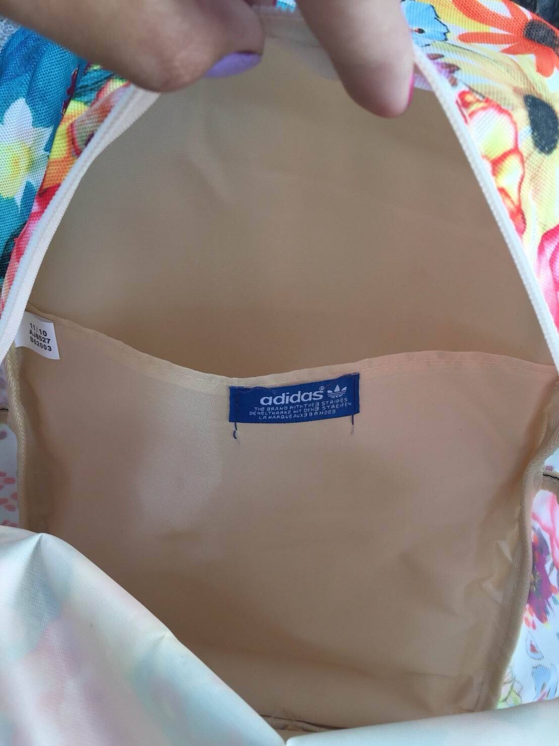 ADIDAS WOMEN ORIGINALS CROCHITA CLASSIC BACKPACK กระเป๋าเป้ แบบใหม่ล่าสุด พิมพ์ลายคลาสสิค ใช้เป็นกระเป๋านักเรียน หรือเป้กีฬาได้ ช่องใส่ของใหญ่แยกช่องสำหรับใส่หนังสือ และมีช่องหน้าใส่ของจุกจิก รูปแบบสวยทันสมัย ใช้ได้ทั้งชาย-หญิง วัสดุคุณภาพดี กันน้ำได้