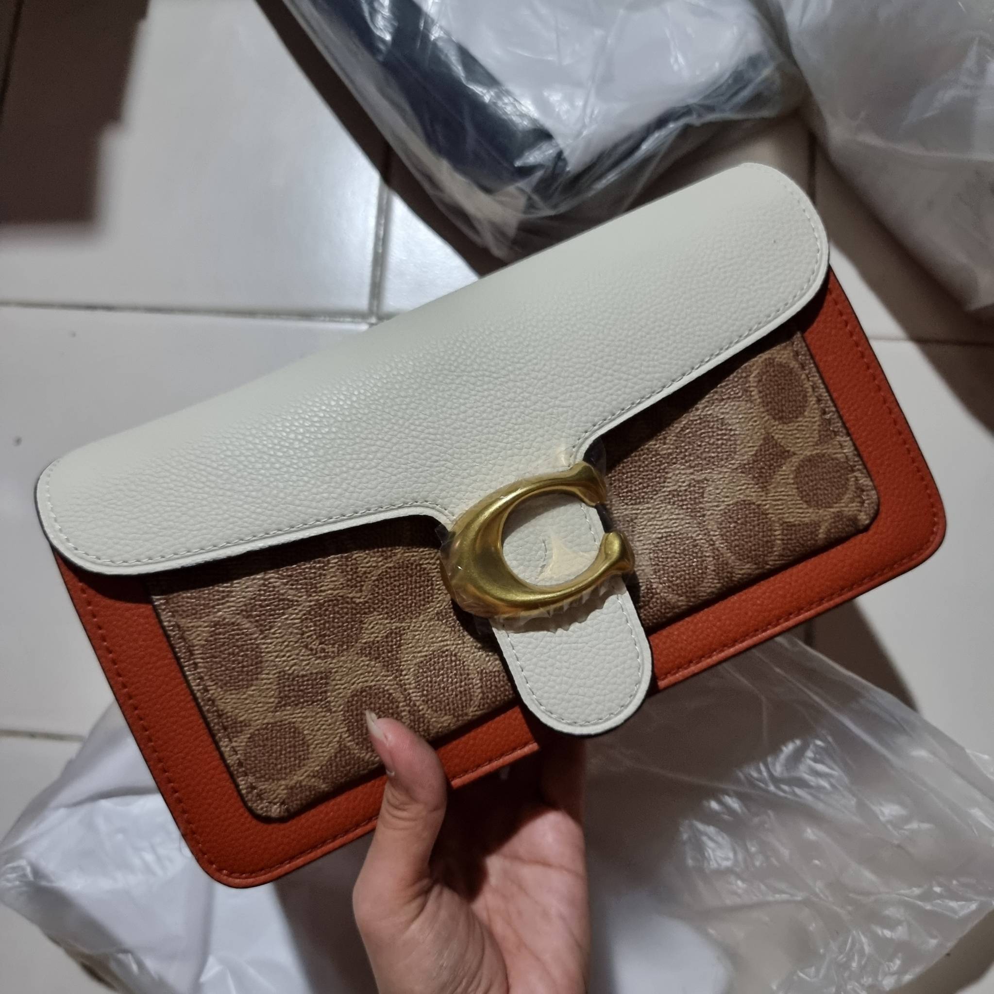 COACH TABBY SHOULDER BAG 26 IN SIGNATURE CANVAS WITH BEADCHAIN (6793,91215) กระเป๋าสะพายไหล่ ดีไซน์วินเทจย้อนยุค สวยคมชัด คลาสสิคใช้ได้ทุกลุค วัสดุหนังแท้สลับหนังแคนวาสเคลือบลาย เปิด-ปิดด้วยแม่เหล็กในตัว รับรองแน่นหนา ด้านหลังมีช่องแยก ภายในเป็นช่องโล่ง ข