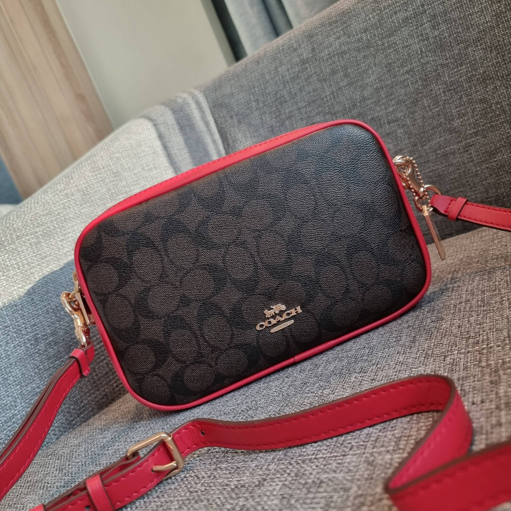 OUTLET 】COACH F68168 JES CROSSBODY IN SIGNATURE CANVAS รุ่นยอดฮิต!! กระเป๋าสะพายข้าง รุ่น 2 ซิป ใบใหญ่จุใจ สีคลาสสิคขายดี!! วัสดุหนังแคนวาสเคลือบลาย เปิด-ปิดด้วยซิป 2 ช่องหลัก ใช้งานง่าย ทรงสวยมากๆรุ่นนี้ มาพร้อมสายสะพาย crossbody ปรับได้ตามตัว ภายในใส่ขอ