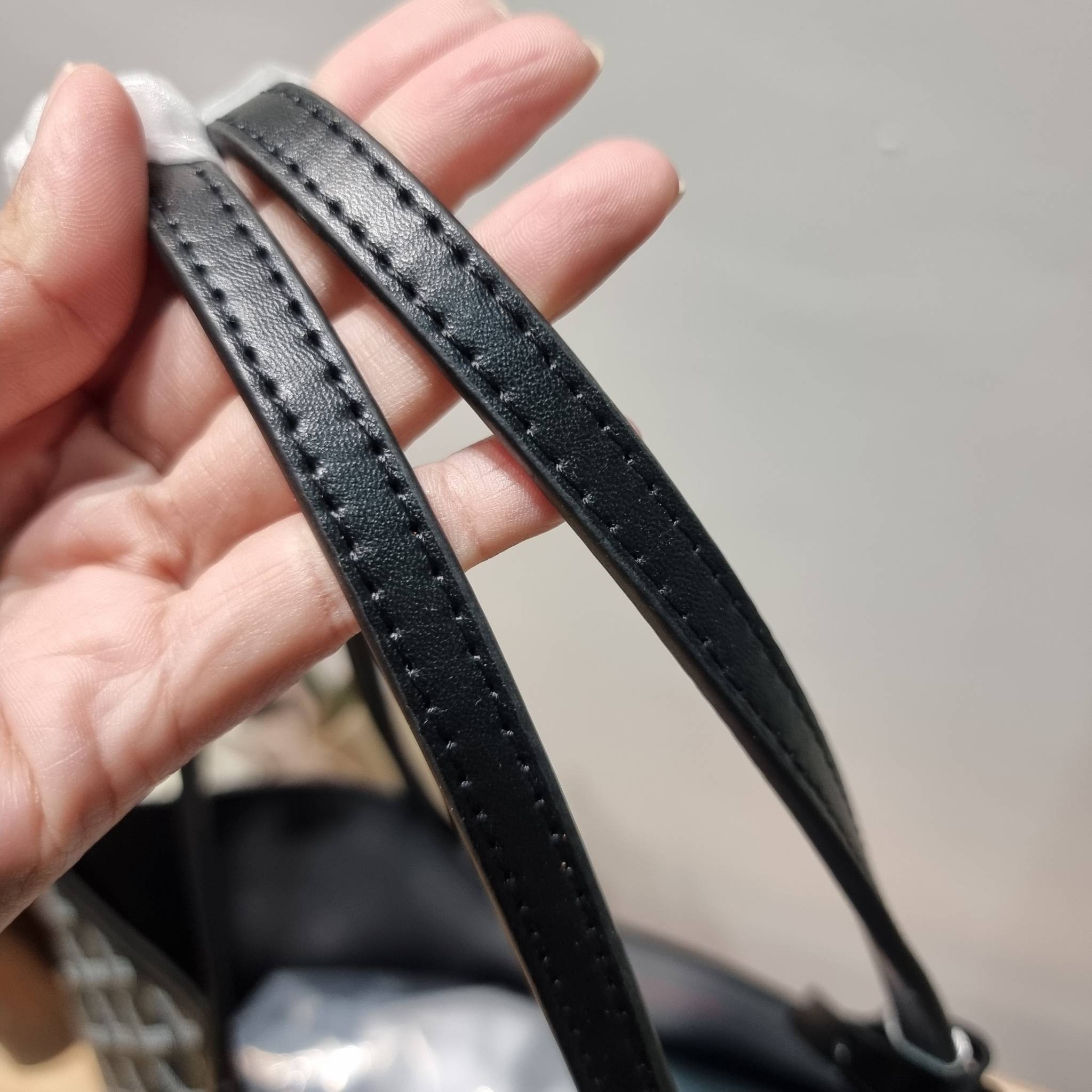 GOYARD ANJOU REVERSIBLE TOTE กระเป๋าสะพายทรงโท้ท ใบใหญ่จุใจ!! กลับด้านใช้ได้ทั้ง 2 ด้าน มาครบสีขายดี เลิศทุกสี รูปทรงคลาสสิค ดีไซน์เป็นเอกลักษณ์ ใช้งานได้หลากหลาย