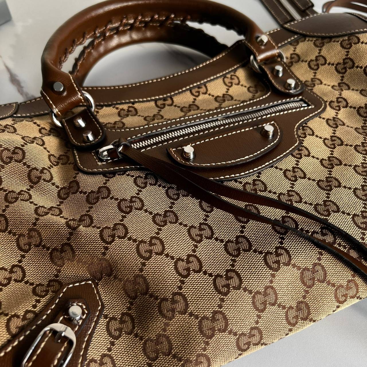 หนังแท้ Gucci The Hacker Project medium Neo Classic bag พร้อมส่งที่ไทย มาแล้วนะค้า มาแรง ขายดีม๊ากกกค่ะ GUCCI x BALENCIAGA CITY BAG ใบนี้มีสายสะพาย มาแรงที่สุดในตอนนี้ เป็นการออกแบบร่วมกันของ2แบรนด์ดัง เฟียส สวย แพทเทิร์นลาย ทรง เป๊ะๆ งานเทพสุดแบบเทียบแท้