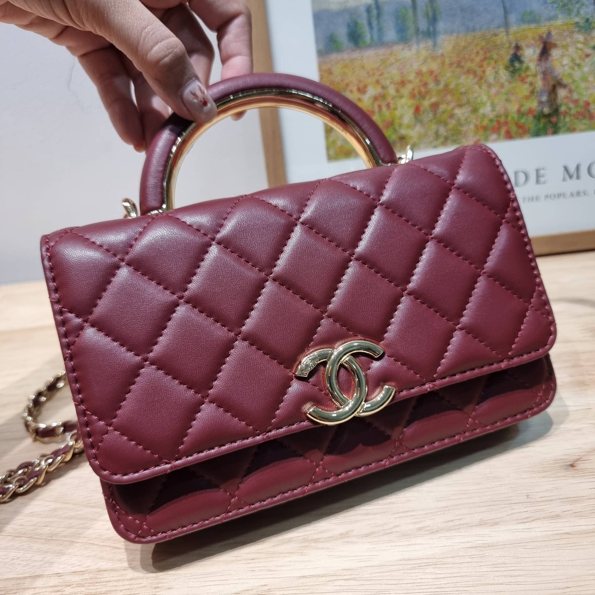 CHANEL woc with top handle black / CHANEL WALLET ON CHAIN กระเป๋าสะพายข้างไซส์กำลังดี สวยหรู ดีไซน์คลาสสิคผสานกิมมิคประจำแบรนด์ ทำให้ไอเท็มนี้เพิ่มมูลค่าขึ้นไปอีก สร้างสรรค์ตัวกระเป๋าด้วยหนังแกะ สัมผัสสบายมือ ใช้งานสะดวกด้วยกระดุมแม่เหล็ก ภายในกระเป๋าแบ่ง