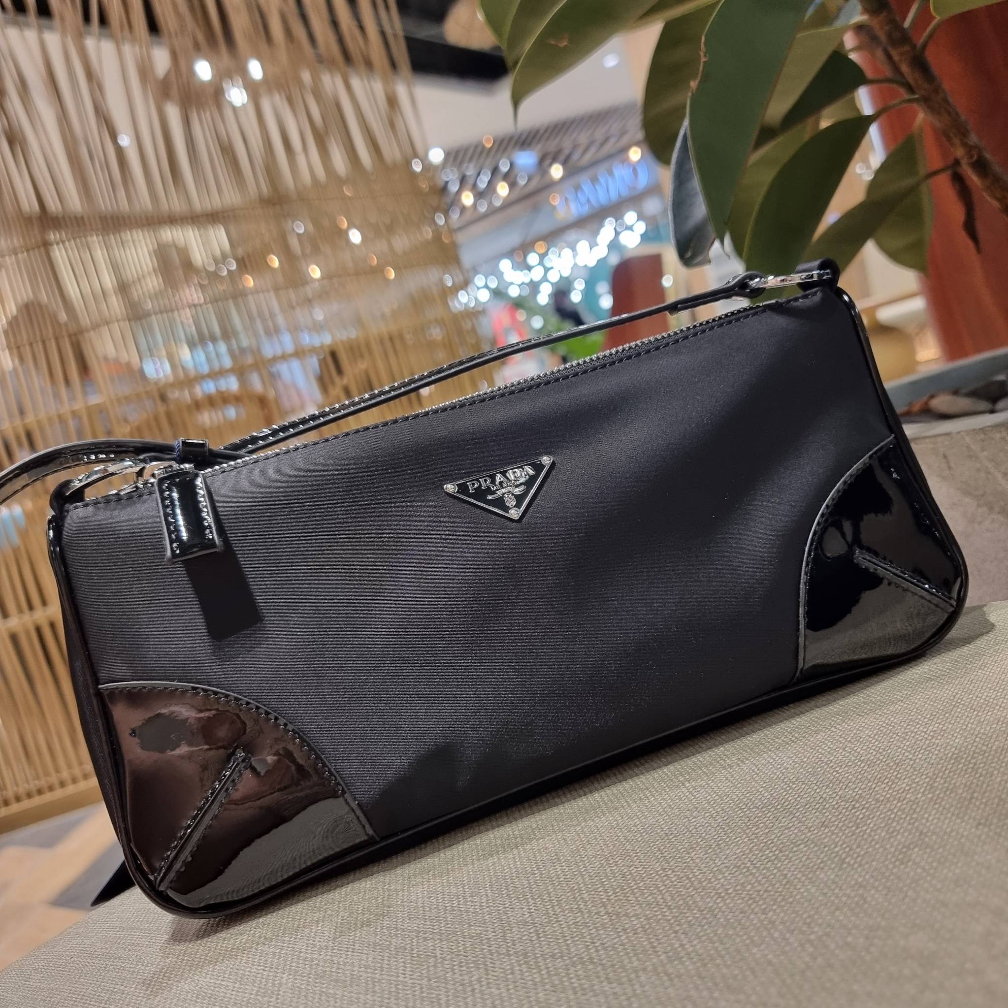 PRADA TESSUTO POCHETTE BAG กระเป๋าทรงพอช ดีไซน์ทรงยาวสุดล้ำ อัพลุคให้ดูแพงไปอีกด้วยดีเทลแต่งขอบด้วยหนังแก้ว วัสดุหลักตัวกระเป๋าเป็นไนล่อนคุณภาพดี เปิด-ปิดด้วยซิป พกพาง่ายด้วยสายสะพายในตัว ที่สามารถปรับได้อีก ภายในเป็นช่องโล่ง ใส่โทรศัพท์ได้ทุกรุ่น กระเป๋า