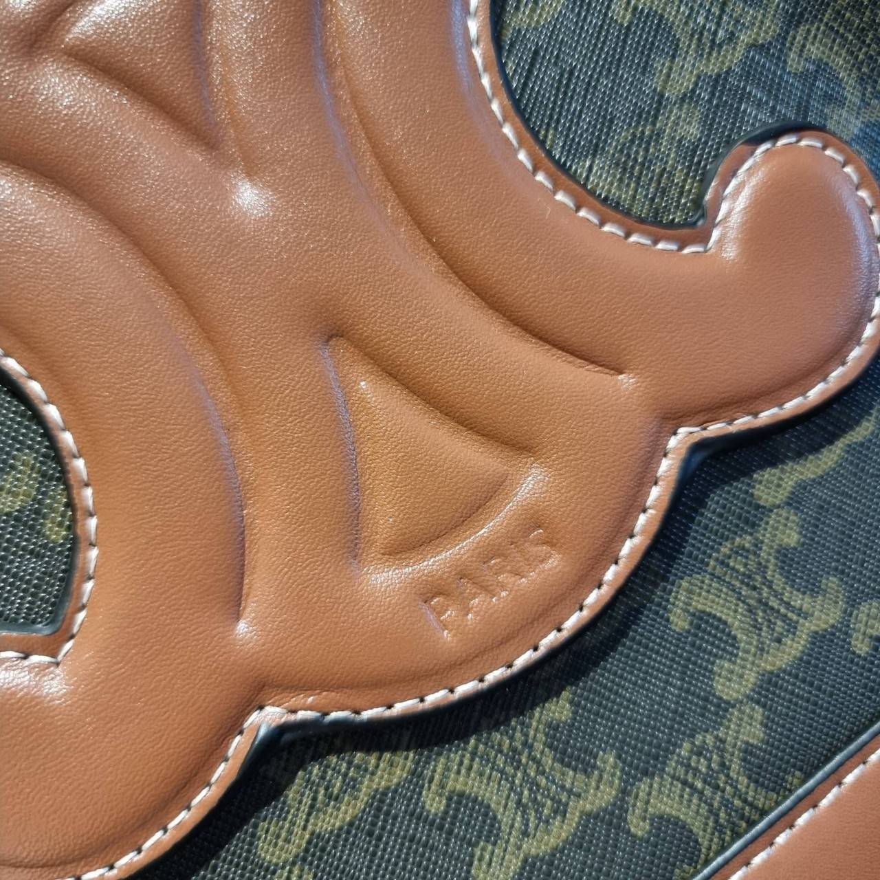 VIP 】CELINE BUCKET BAG CUIR TRIOMPHE คอลเลคชั่นใหม่ ฮิตข้ามปี กับกระเป๋าสะพายทรงถัง ใช้งานง่ายที่สุด สายสะพายในตัว ปรับใช้ได้เลย วัสดุหนังวัว เรียบหรู ผู้ดีไปอีก โดดเด่นด้วยโลโก้เอกลักษณ์ มีกระดุมปิดที่ปากกระเป๋า ภายในโล่งกว้าง ใส่ของแบบจุๆไปเลย เป็นรุ่นท