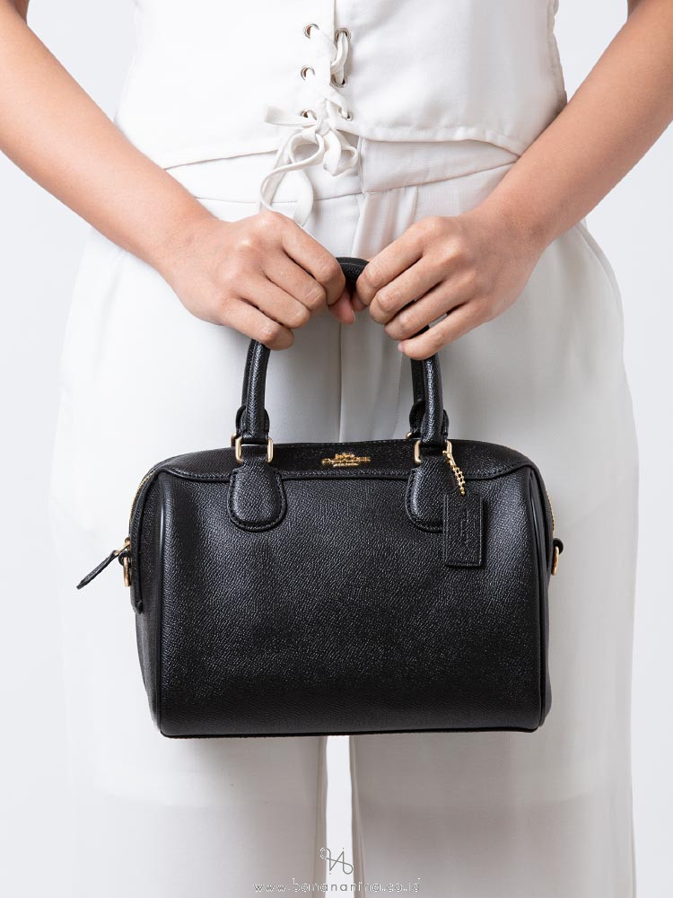 รุ่นอะไหล่ทองเข้าแล้วจ้าา ห้ามพลาดค่ะ Coach Bennett Boston Bag in Crossgrain Leather ((32202)) พร้อมส่ง รุ่นที่สาวๆหลายๆคนถามถึงกันค่า! กระเป๋าทรงหมอน หนังแท้ ลายหนังสวยมากค่ะ ไม่ว่ายุคไหนๆก็สวย ดูดี ทรงฮิตในตำนานค่ะ ✔️อะไหล่ทองหรูสวย เปิดปิดกระเป๋