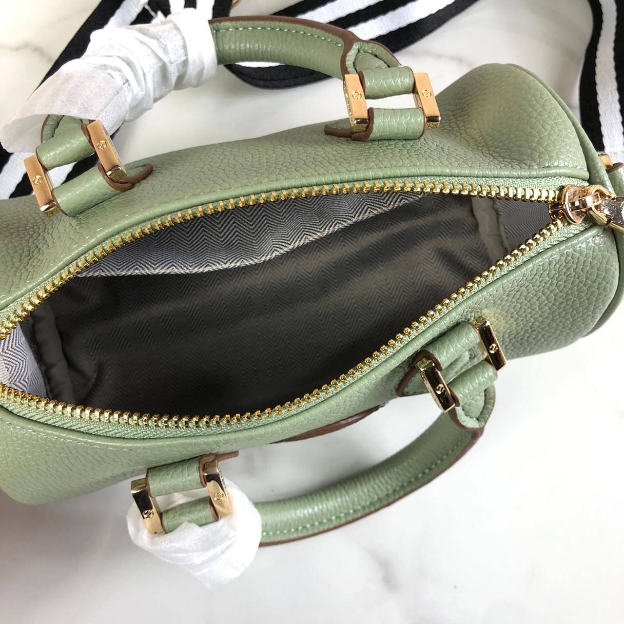 กระเป๋าถือ หรือสะพาย TORY BURCH เปิด - ปิดกระเป๋าด้วยซิป ด้านในมีช่องใส่ของ 1 ช่อง มาพร้อมสายสะพายยาว สามารถถอดและปรับได้ Free Size ค่ะ