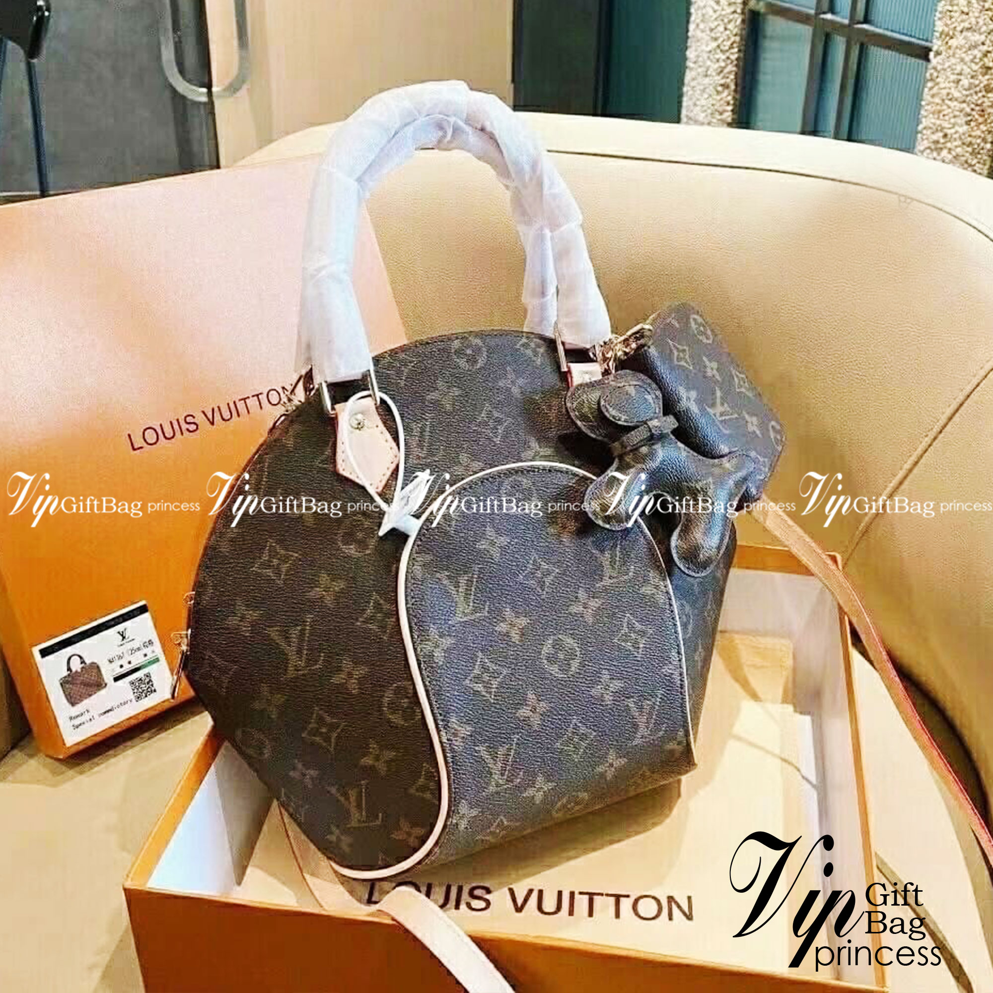 LV Ellipse PM Monogram Canvas Handbag กระเป๋าสะพายทรงหรูหรา มีสไตล์ รูปทรงโค้งแต่งขอบหนัง เป็นเอกลักษณ์ลงตัวสมบูรณ์แบบ ใบจริงสวยมากกกก ได้สวยก่อนใคร ต้องจัดแล้วจ้า พร้อมส่งที่นี่ ที่เดียว!! **พิเศษ แถมกระเป๋าสตางค์ใบเล็ก และตัวห้อยน้องหมา คุ้มสุดๆ เลยค่า