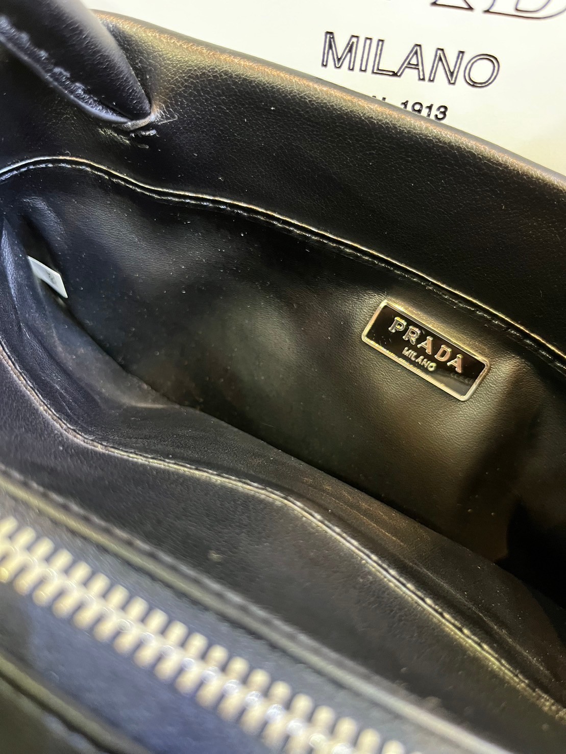 Prada Leather mini-bag / Prada small logo-embossed shoulder bag / PRADA LEATHER HANDBAG พร้อมส่งที่ไทย กระเป๋าถือหูจับในตัวรูปทรงคลาสสิค หนังเรียบสวยหรู ผิวสัมผัสดีงาม **สินค้าเกรดออริจินอล 1:1 สลับแท้