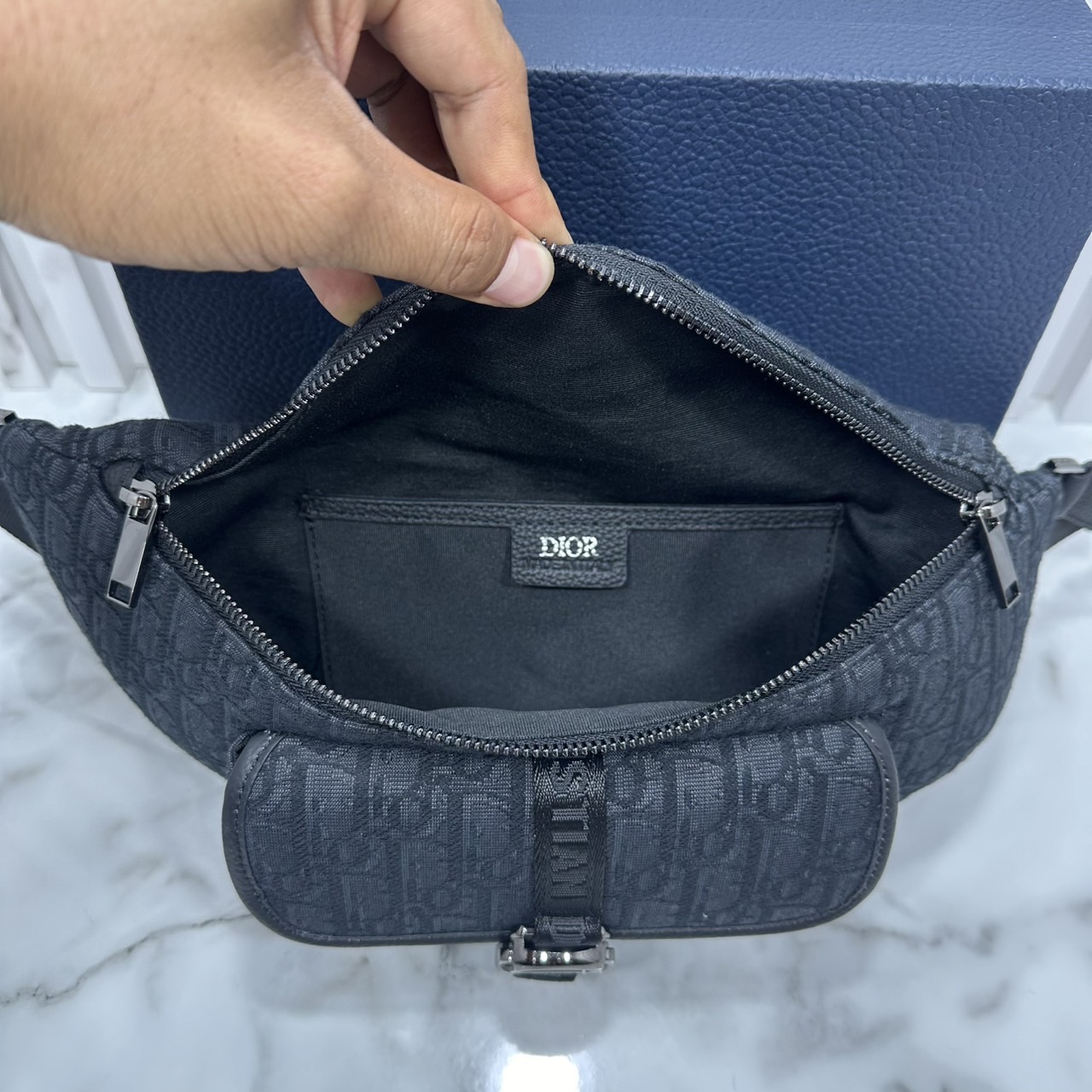 DIOR 8 waist bag Oblique jacquard fabric กระเป๋าสะพายคาดอก เอกลักษณ์ทอผ้าแจ็คการ์ดอย่างดี สวยสง่างามเหนือกาลเวลา มีไว้ไม่มีเอาท์ ท่านชายควรมีมากค่ะ