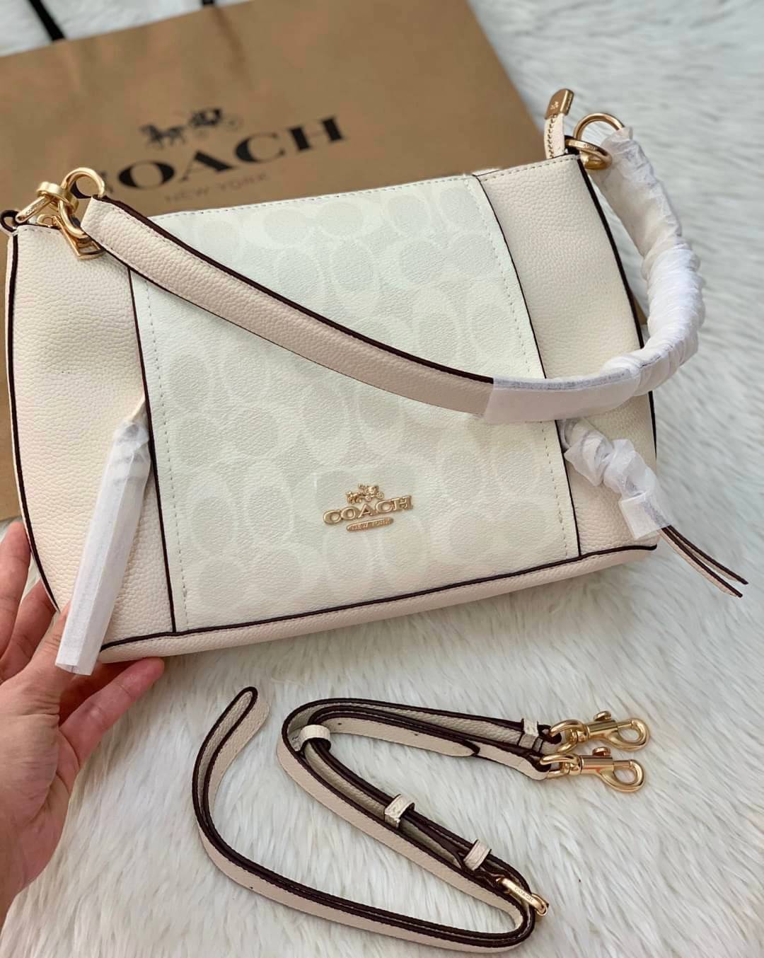 COACH SMALL MARLON SHOULDER BAG ((1600//1597)) 🌈พร้อมส่งที่ไทยอีกครั้ง ตามคำเรียกร้อง ห้ามพลาด! กระเป๋าหิ้ว//คล้องไหล่//สะพายข้างได้ หนังแท้ ทรงสวยมากค่ะ ด้านหน้ามีช่องซิปซ่อนแบบหนังห้อยให้2ช่อง ใส่ของจุกจิกค่ะ เปิดปิดกระเป๋าแบบซิป ภายในกว้างใส่ขอ