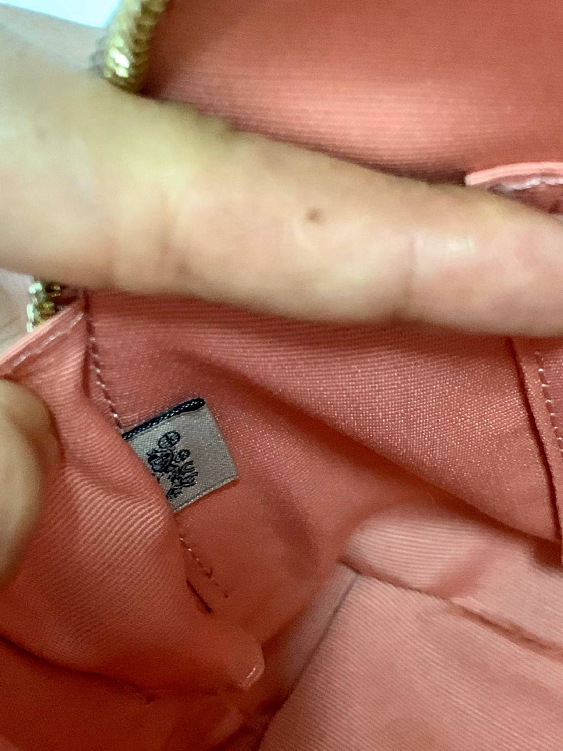 COACH MINI SIERRA SATCHEL IN SIGNATURE WITH STRAWBERRY PRINT (COACH 91514) กระเป๋าทรงโดม สุดฮิต วัสดุ pvc อย่างดีค่ะ 🔺จุดเด่นมีรูปสตรอเบอร์รี่น่ารักๆทั้งใบค่ะ เปิดปิดกระเป๋าแบบซิป ภายในกระเป๋ากว้าง ใส่กระเป๋าเงินใบยาวได้;ของจำเป็นของสาวๆได้ครบค่ะ 