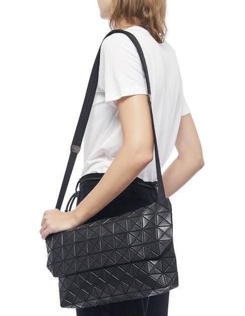 Baobao Issey Miyake Prism Sac ชาวมินิมอลทั้งชายและหญิงต้องถูกใจรุ่นนี้ เพราะ Prism Sac เป็นกระเป๋าแบบ unisex ที่มาพร้อมกับความเรียบง่ายของวัสดุเนื้อแมตต์ แต่ให้ลุคสไตล์เท่แบบคูลๆ โดดเด่นด้วยดีไซน์ที่ออกแบบมาให้ใช้งานที่ง่าย ตอบโจทย์ทุกสถานการณ์ฝาพับแบบเปิ