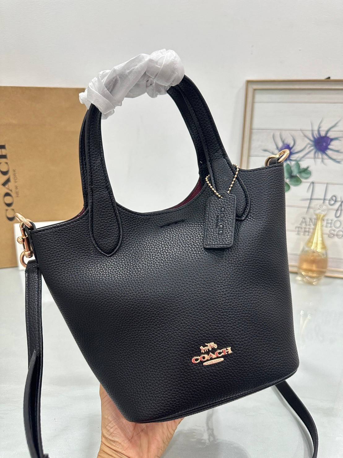 พร้อมส่ง 5 สี COACH HANNA BUCKET BAG กระเป๋าถือ/สะพายข้างทรงบักเก็ตรุ่นใหม่ดีไซน์เก๋น่ารัก เกรดท็อปออริ เกรดดีสุด สลับแท้ 1:1