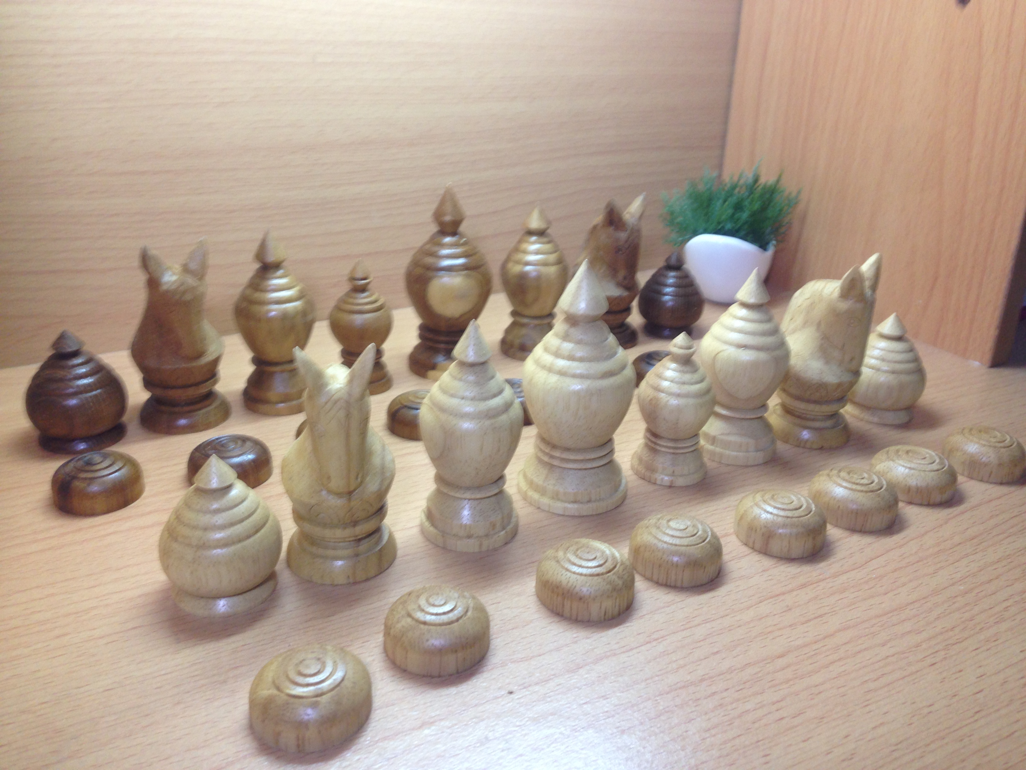 ตัวหมากรุกไทยชุดพยุหคีรีไม้ยางพาราและไม้สัก