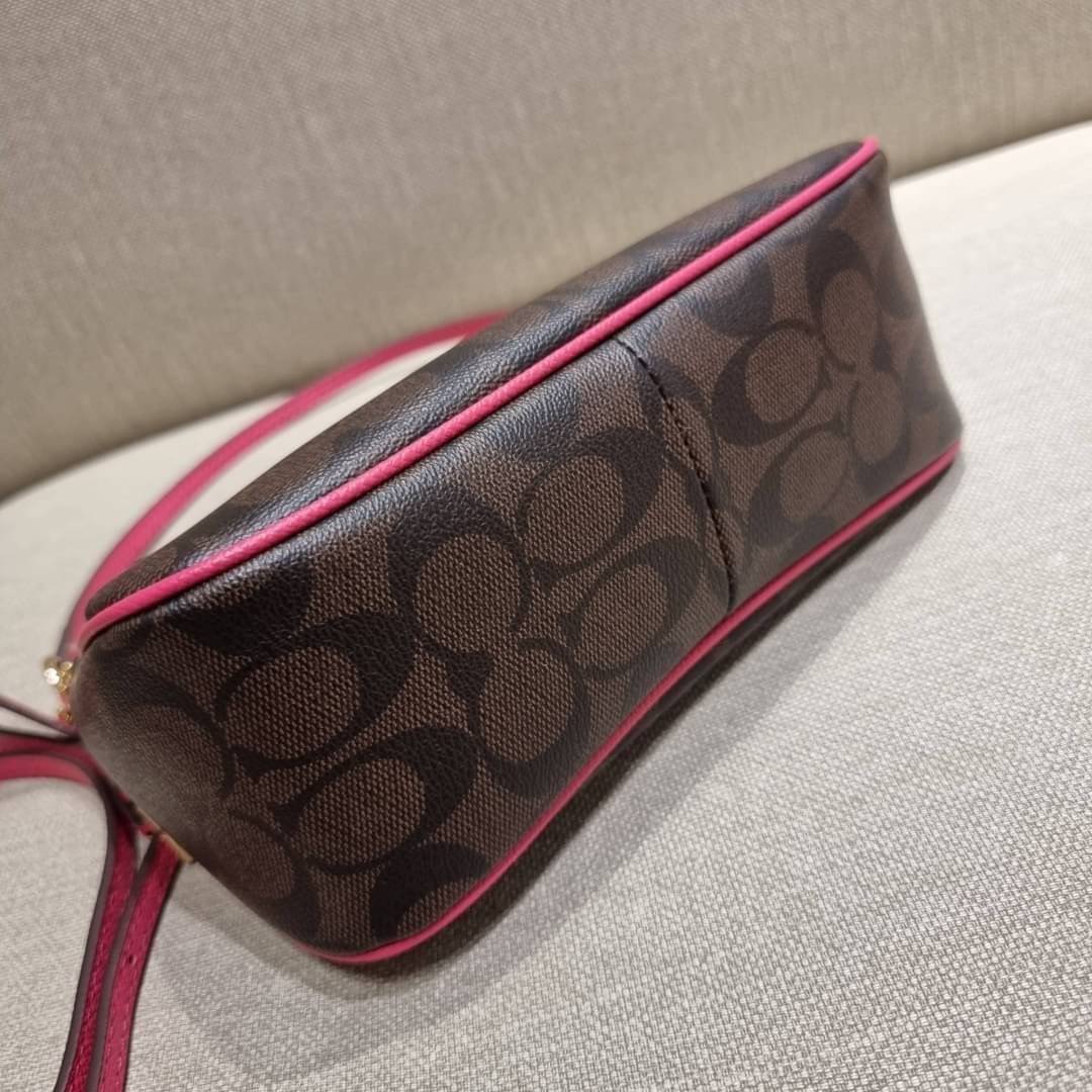 COACH 36674 TOP HANDLE POUCH IN SIGNATURE JACQUARD กระเป๋าทรงพอช ยอดฮิต ยกขึ้นแท่น ด้วยดีไซน์ที่ออกมาให้ใช้งานได้ง่าย ขนาดกำลังเหมาะ วัสดุหนังแคนวาสทนทาน ดีไปหมดขนาดนี้!! คุณลูกค้าถึงสั่งกันรัวๆจริงๆ ภายในโล่งกว้าง ใส่โทรศัพท์ได้ทุกรุ่น มาพร้อมสายคล้องแขน