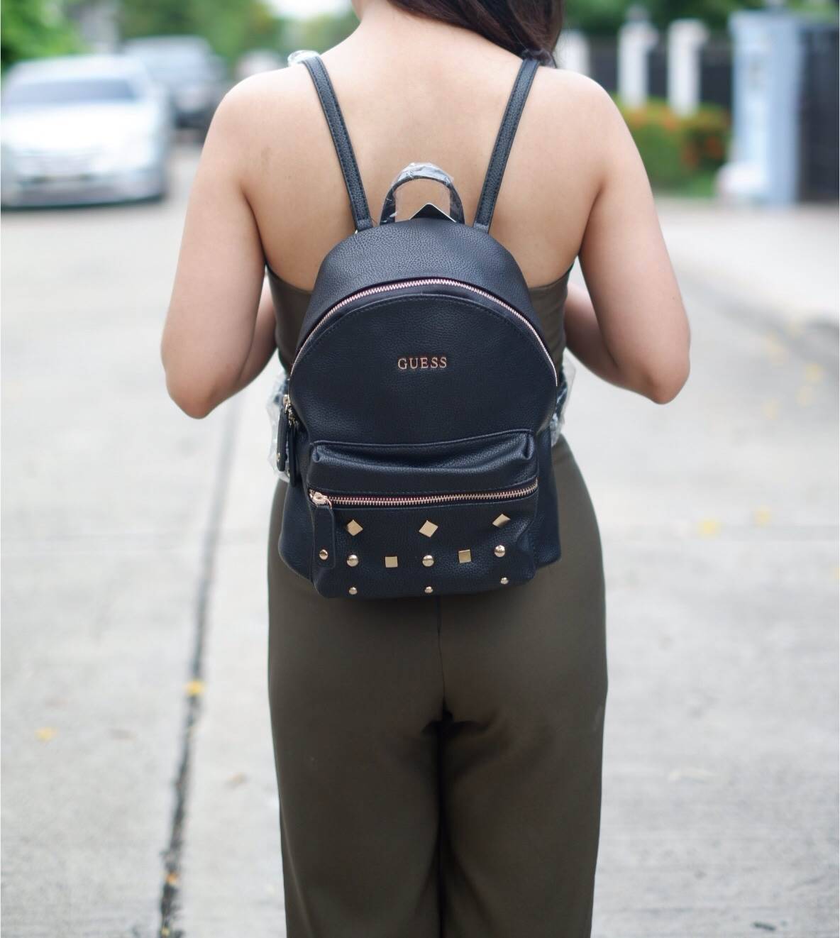 GUESS CANSON BACKPACK ของแท้❗️กระเป๋าเป้หนังเนื้อนิ่มสัมผัสคล้ายหนังแท้ ด้านหน้าแต่งหมุดกิ๊ปเก๋ เปิดปิดด้วยซิปสะดวกใช้ ด้านในบุผ้าแบรนด์ มีช่องใส่ซิปและช่องใส่ของจุกจิก ขนาดกำลังดีค่ะ น้ำหนักเบา สีสวย สายสะพายปรับได้ฟรีเลยค่าใบนี้ แนะนำมากๆค่า