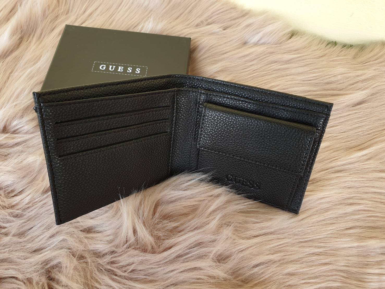 กระเป๋าสตางค์ Guess ใบสั้น ด้านหน้าติดชื่อแบรนด์แต่งโลหะสีเงิน ด้านหลังเรียบ แต่ดีไซน์มาเก๋ๆ มีช่องซ่อนสำหรับใส่บัตรใส่แบงค์ได้ ด้านในปั๊มชื่อแบรนด์ มีช่องใส่บัตร 3 ช่อง และมีช่องสำหรับใส่เหรียญ ช่องใส่ธนบัตรแบ่งเป็นช่องเดียว รุ่นนี้สวยคุ้ม ห้ามพลาดเลยค่า