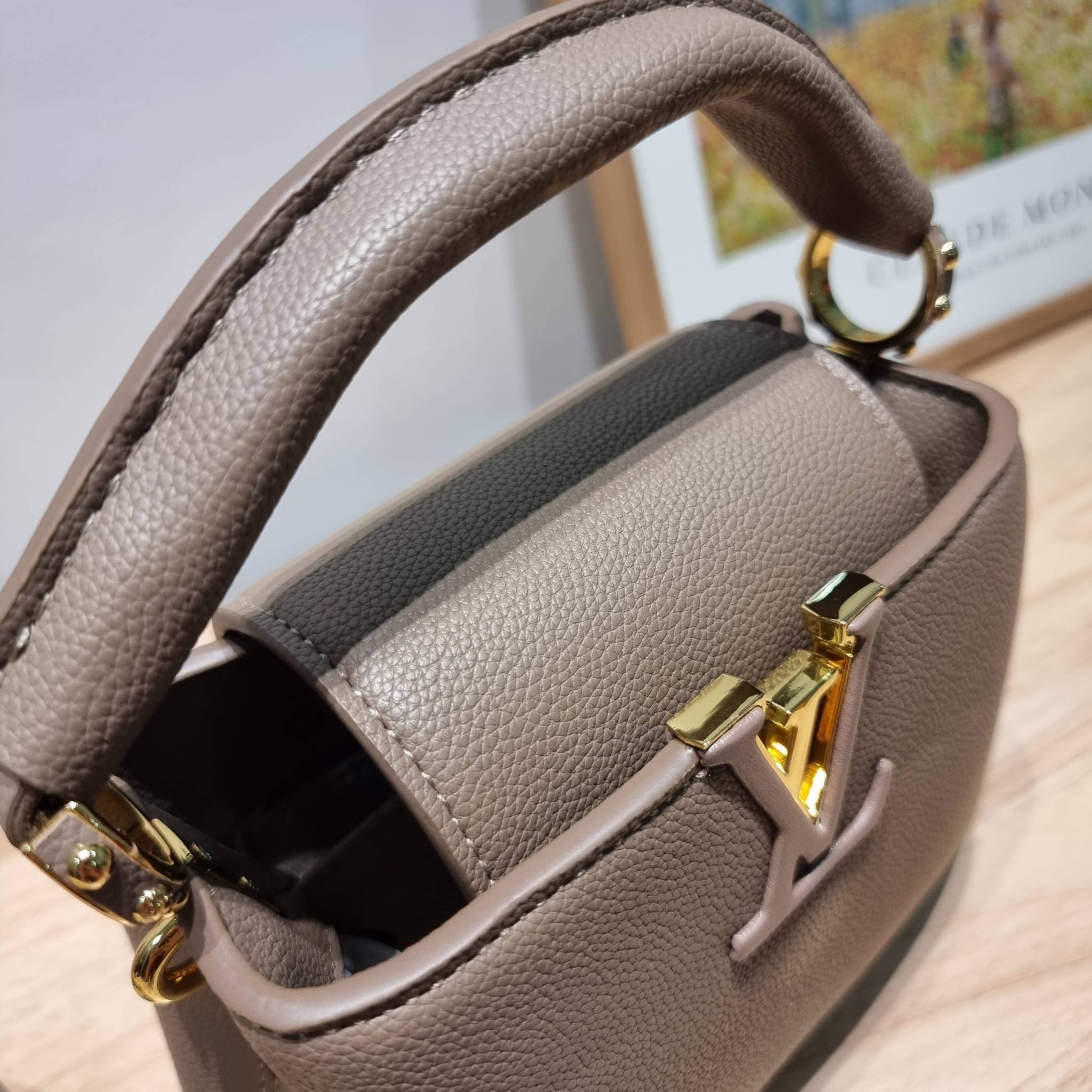 LV capucines mini top handle ที่สุดของความสวยในราคาเบาๆ กระเป๋าถือสุดหรู ดีไซน์ทรงคลาสสิค ที่รอบนี้มาในไซส์มินิ ดีงามม้ากกกก!! มาพร้อมหูจับในตัว ด้วยรูปทรงวินเทจและวัสดุหนังลูกวัว ขับผิว ทำให้ไอเท็มนี้สะกดทุกสายตาจริงๆ