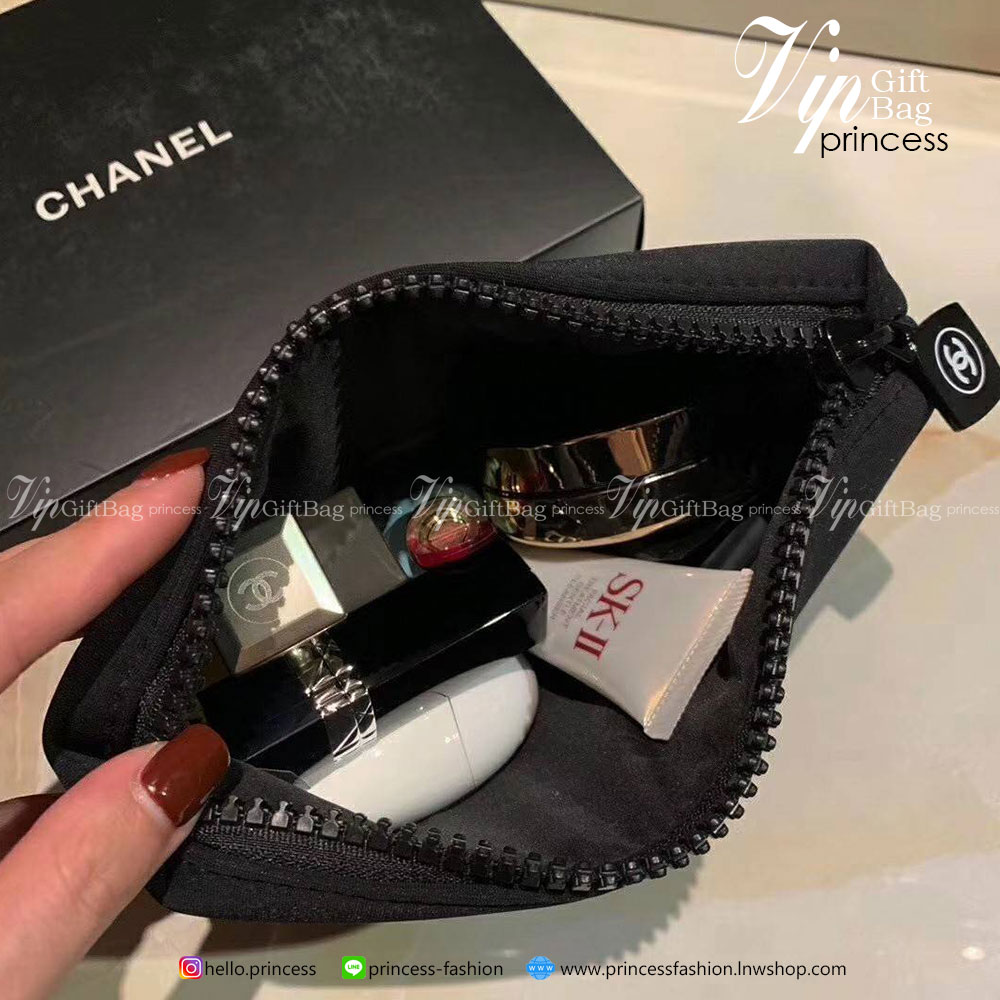 กระเป๋าอเนกประสงค์ Chanel งานพรีเมี่ยมกิ้ฟท์จากเคาเตอร์แบรนด์ดัง ของแท้จากแบรนด์ chanel ขนาดกะทัดรัด ผ้าโฟมนุ่มลื่นมือ ด้านหน้าสกรีนแบรนด์ ปิดเปิดด้วยซิปที่จับปั้มแบรนด์ ด้านในมีช่องใส่เครื่องสำอางค์ ของจุกจิกหรือโทรศัพท์ได้ทุกรุ่น ที่ควรมีไว้เป็นไอเท็มติ