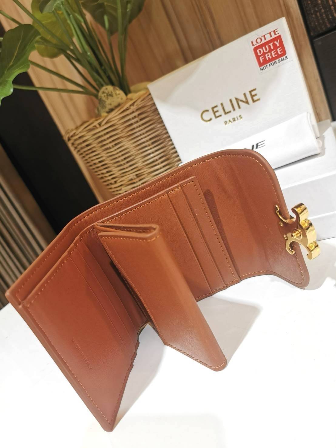 CELINE SHORT WALLET VIP กระเป๋าสตางค์ซีลีน หนังเรียบสวยอยู่ทรงมีโลโก้ด้านหน้าเปิดปิดด้วยฝาพับกระดุม ภายในมีช่องแบ่งหลายช่อง มีช่องใส่บัตรหลายช่อง ช่องใส่เหรียญ ช่องใส่ธนบัตร ใส่แบงก์พันได้เหมือนกระเป๋าสตางค์ยาวไอเท็มแนะนำ ล๊อตพิเศษ!! แถมสายโซ่สามารถสะพายไ